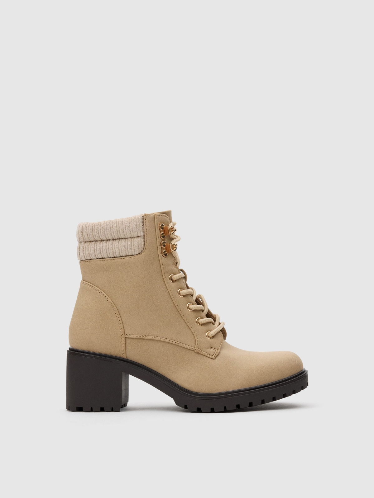 Botins com fivela e gola bege