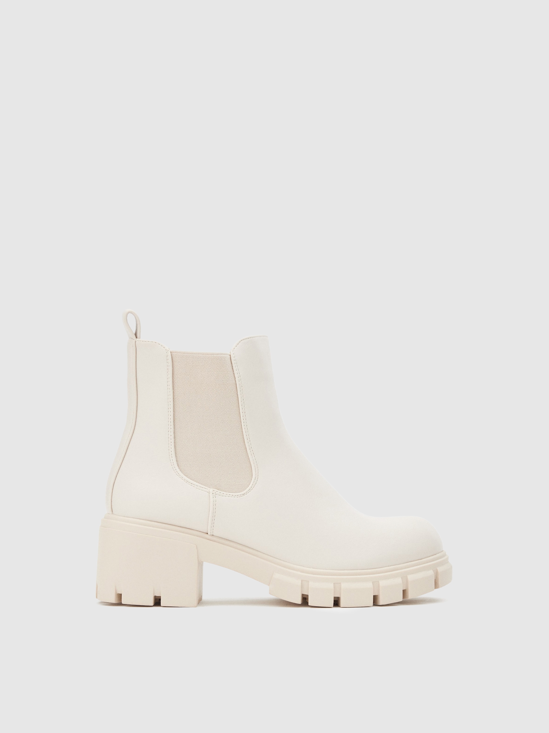 Botins em pele envernizada com elásticos bege