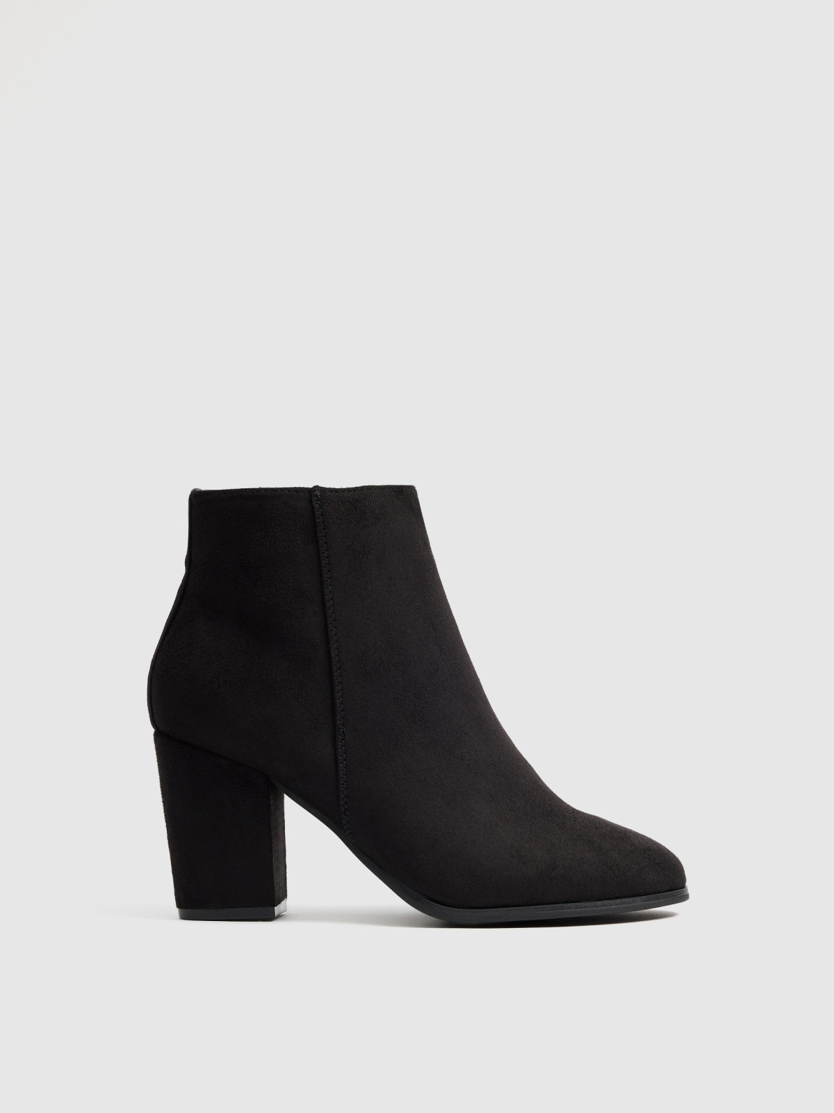 Botines básicos con tacón ancho negro vista perfil