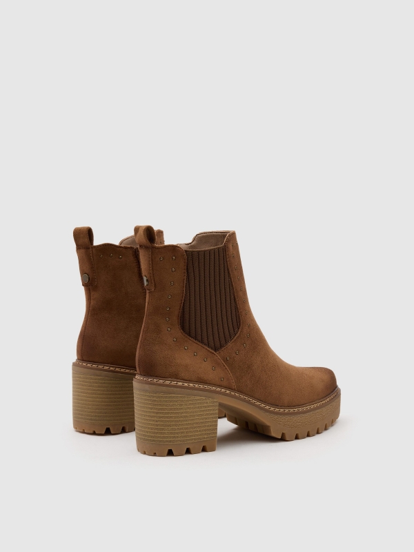 Botin plataforma con tachas marrón vista trasera 45º