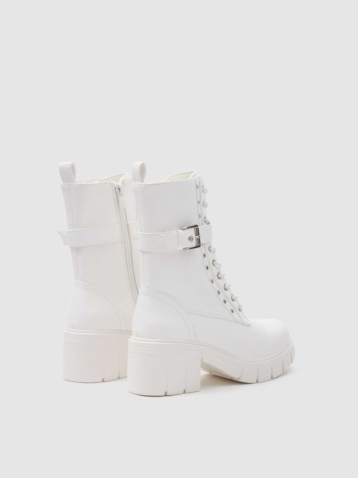 Botins com fivela e tachas branco vista traseira 45º