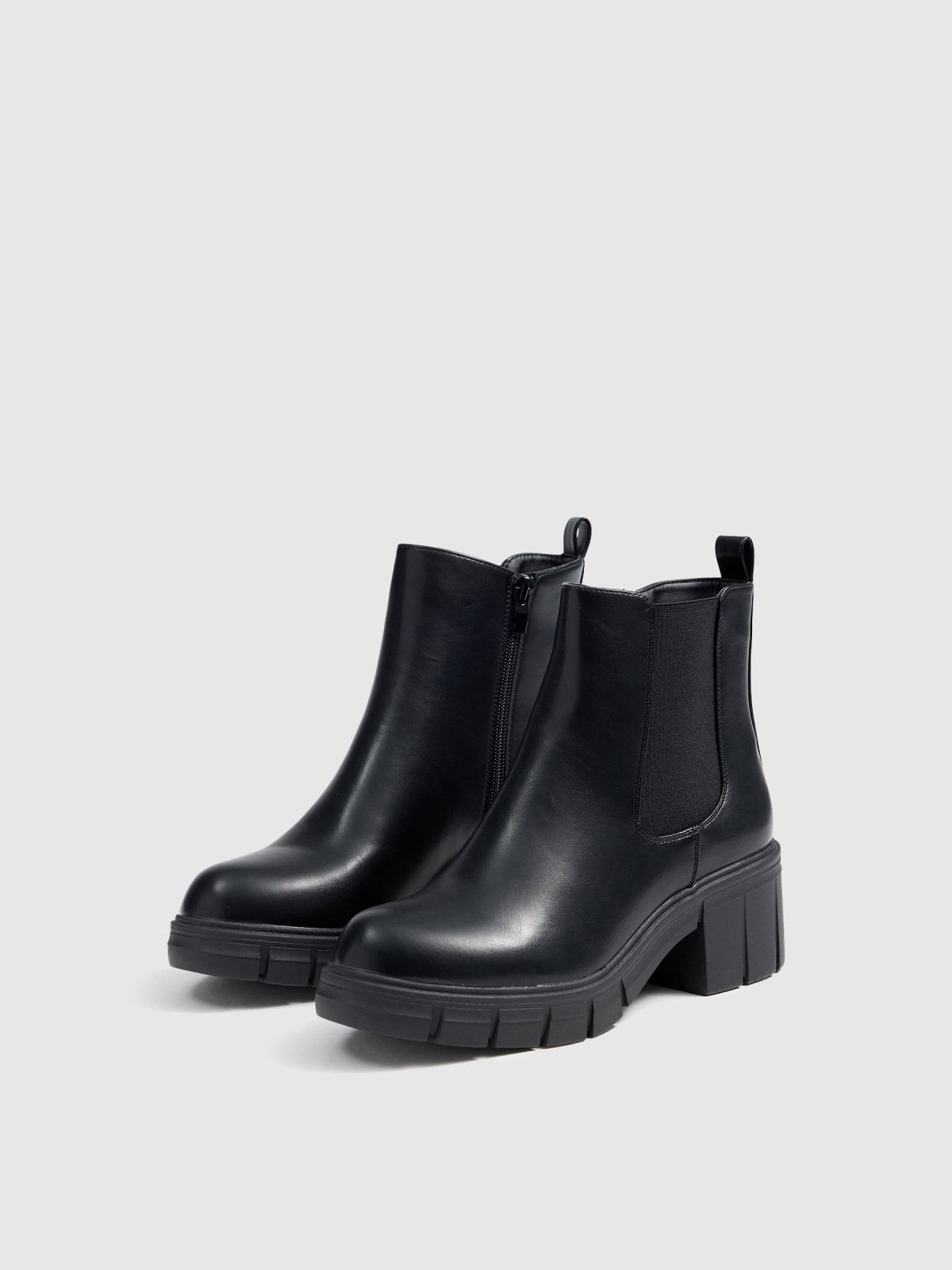 Botins com elástico e plataforma preto vista frontal 45º