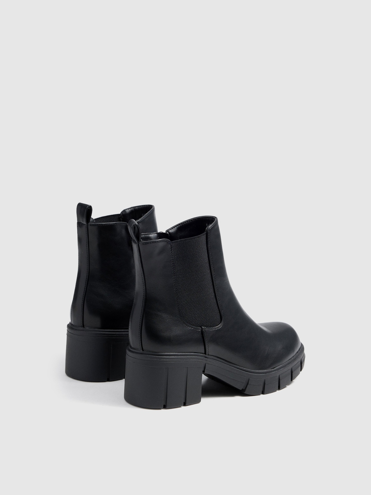 Botines con elásticos y plataforma negro vista trasera 45º