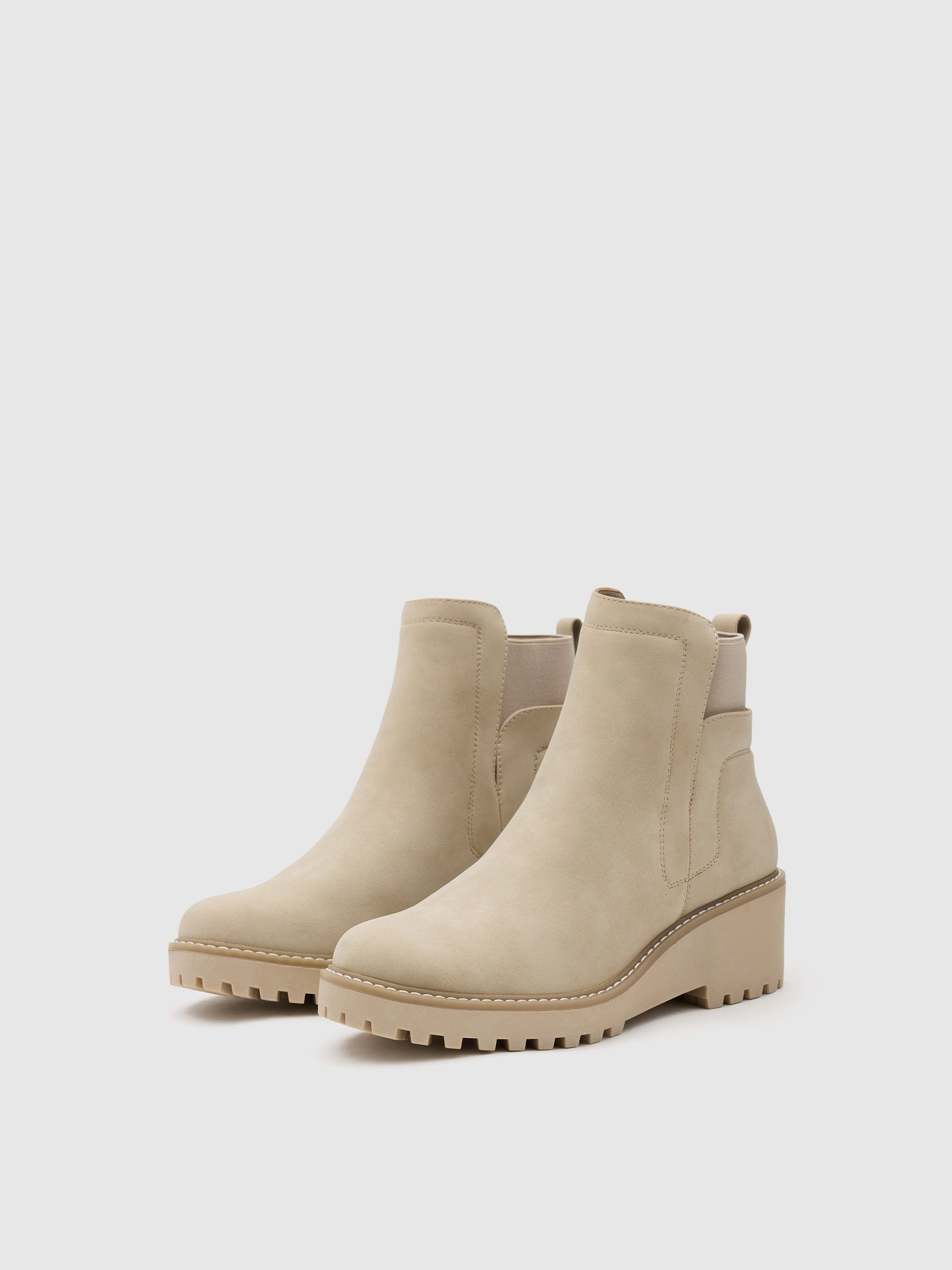 Botas con cuña y elasticos beige