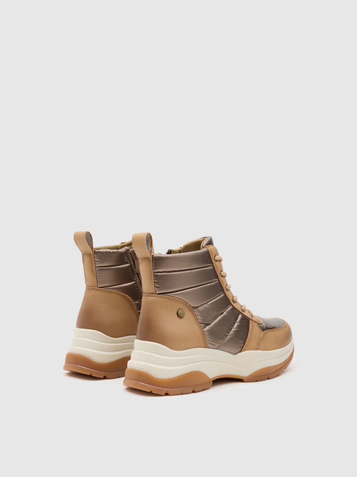 Bota deportiva nylon plataforma beige vista trasera 45º Bota deportiva nylon plataforma beige vista trasera 45º