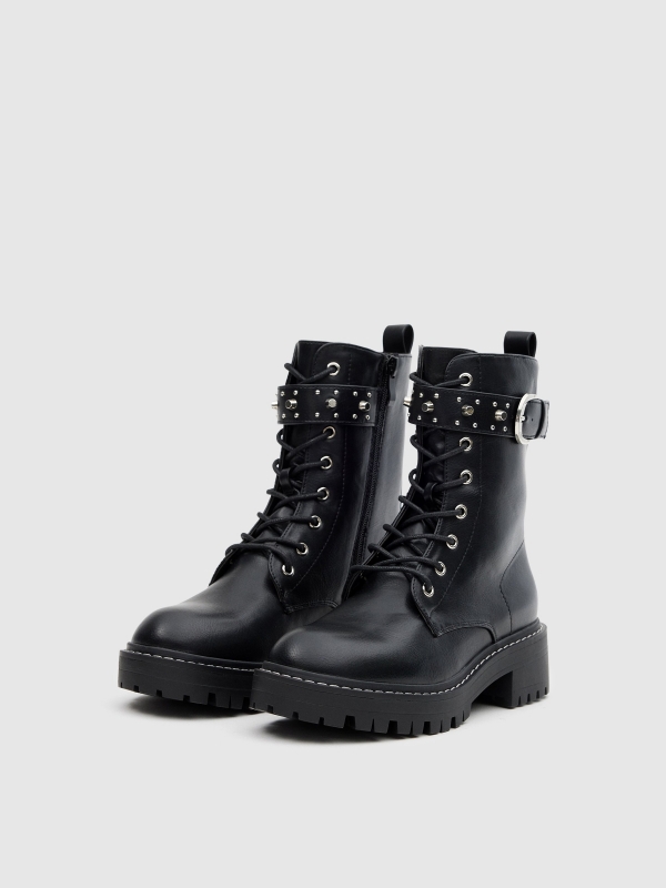 Botas de atacadores com fivela e tachas preto vista frontal 45º