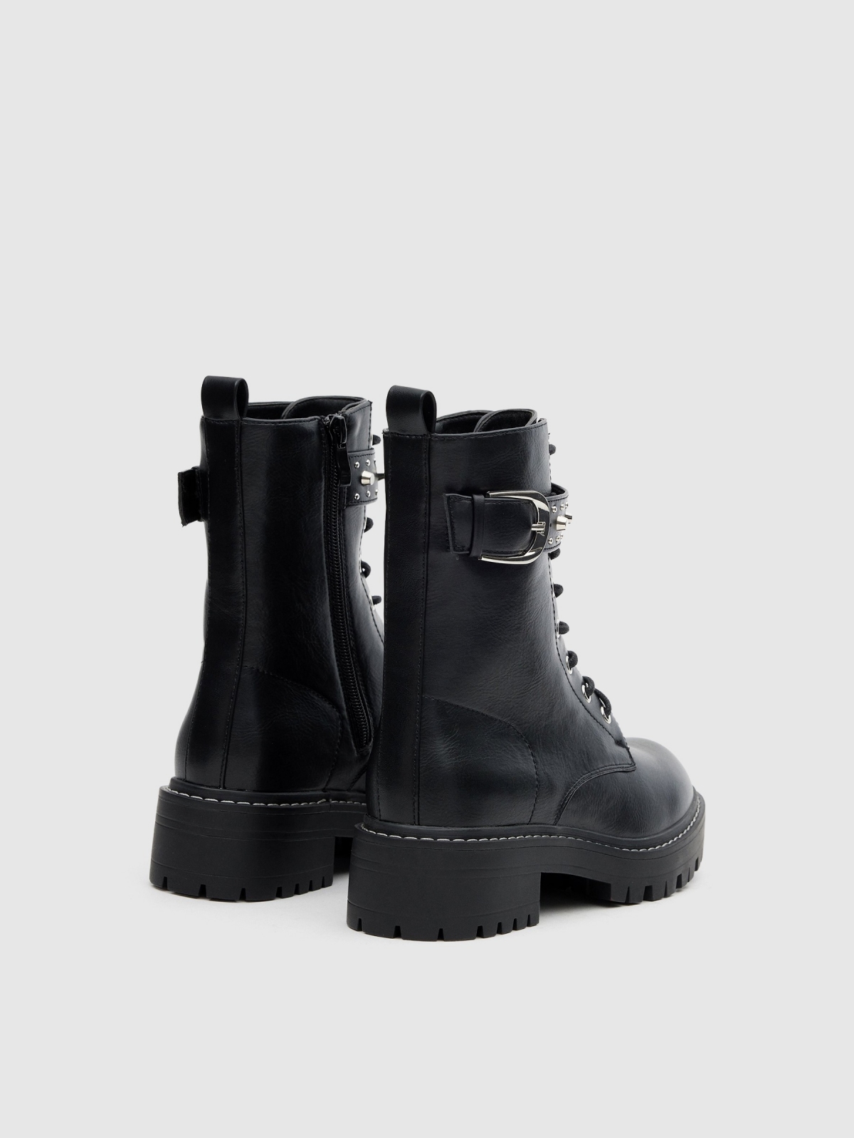 Botas de atacadores com fivela e tachas preto vista traseira 45º