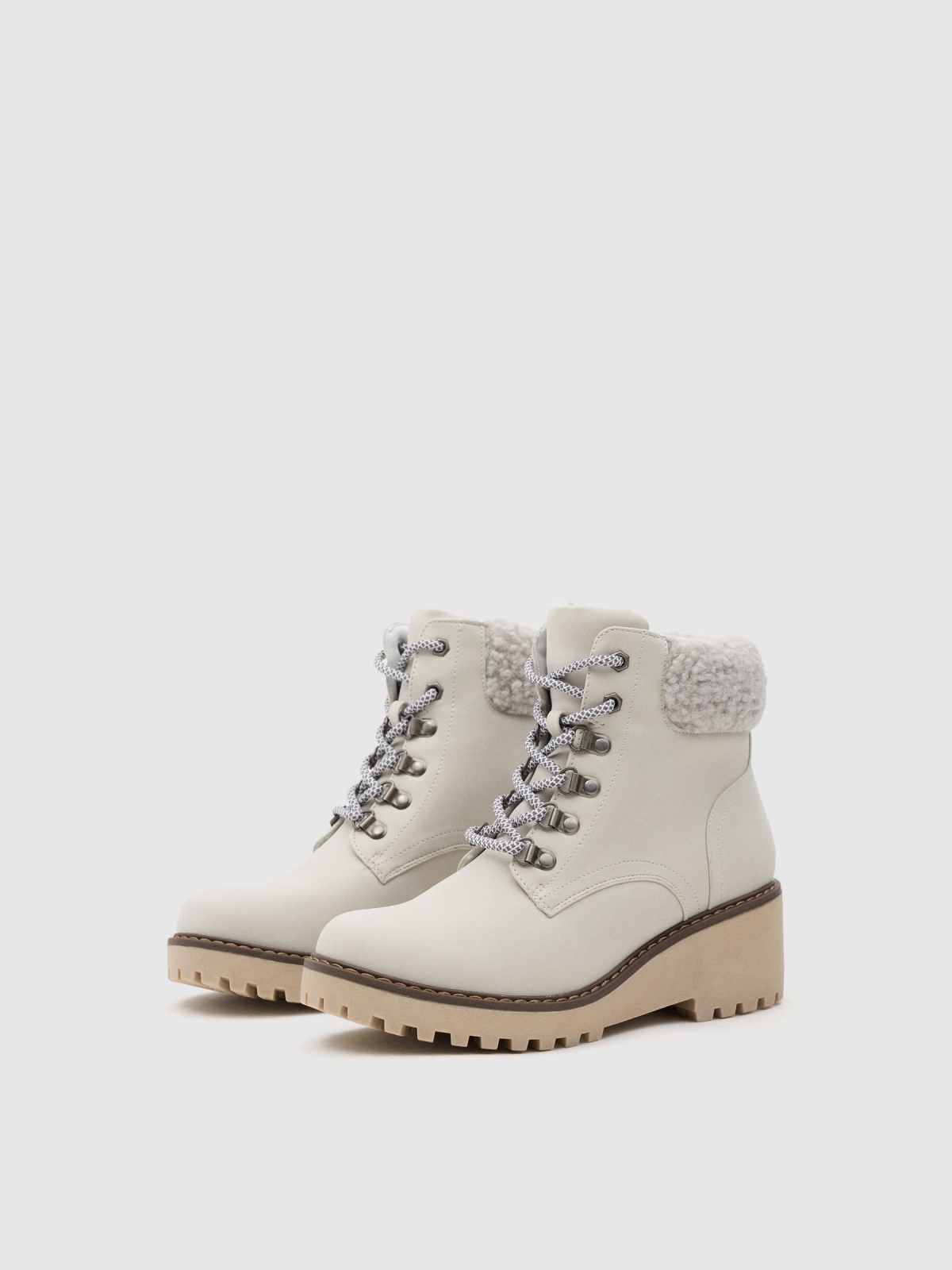 Botas de alpinismo com cunha cinza claro vista frontal 45º