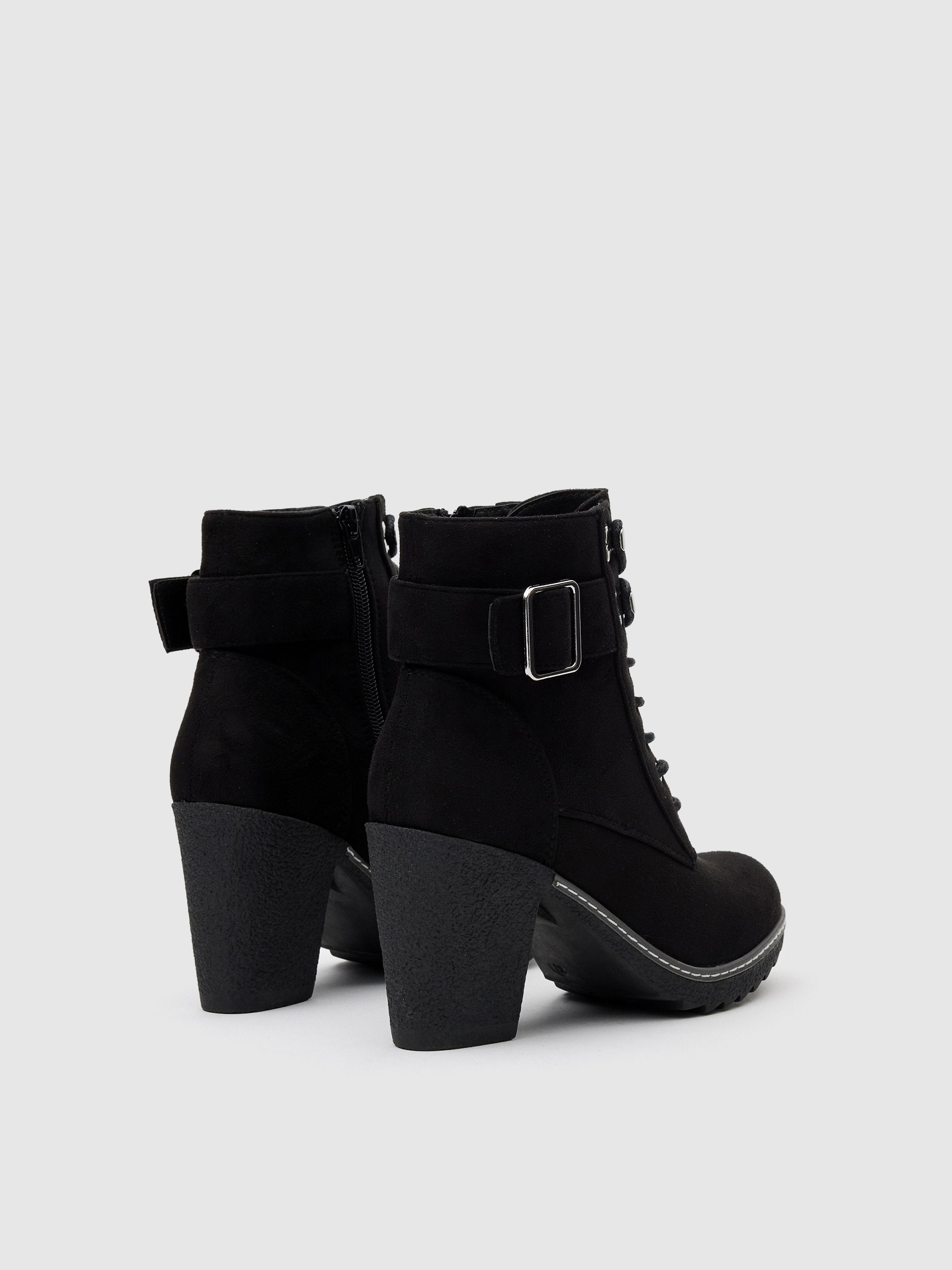 Ankle boots with heel and buckle black