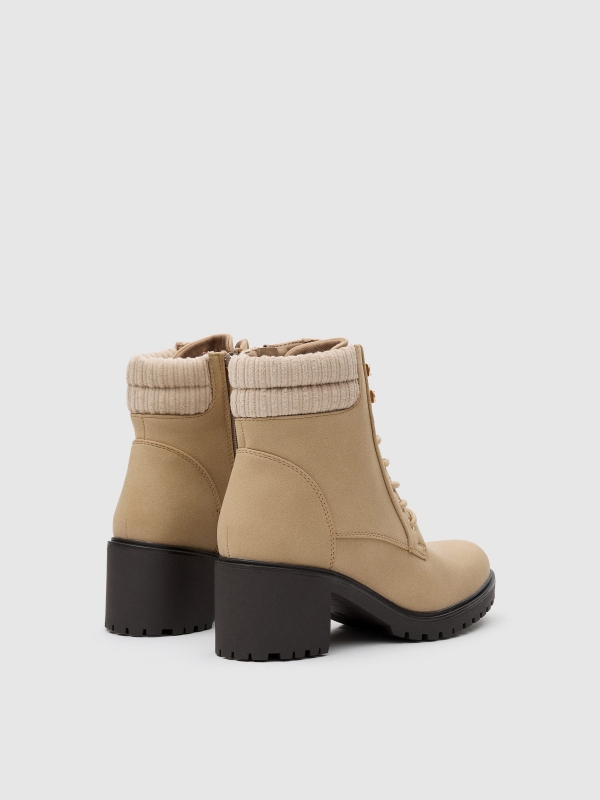 Botines con hebilla y cuello beige vista trasera 45º