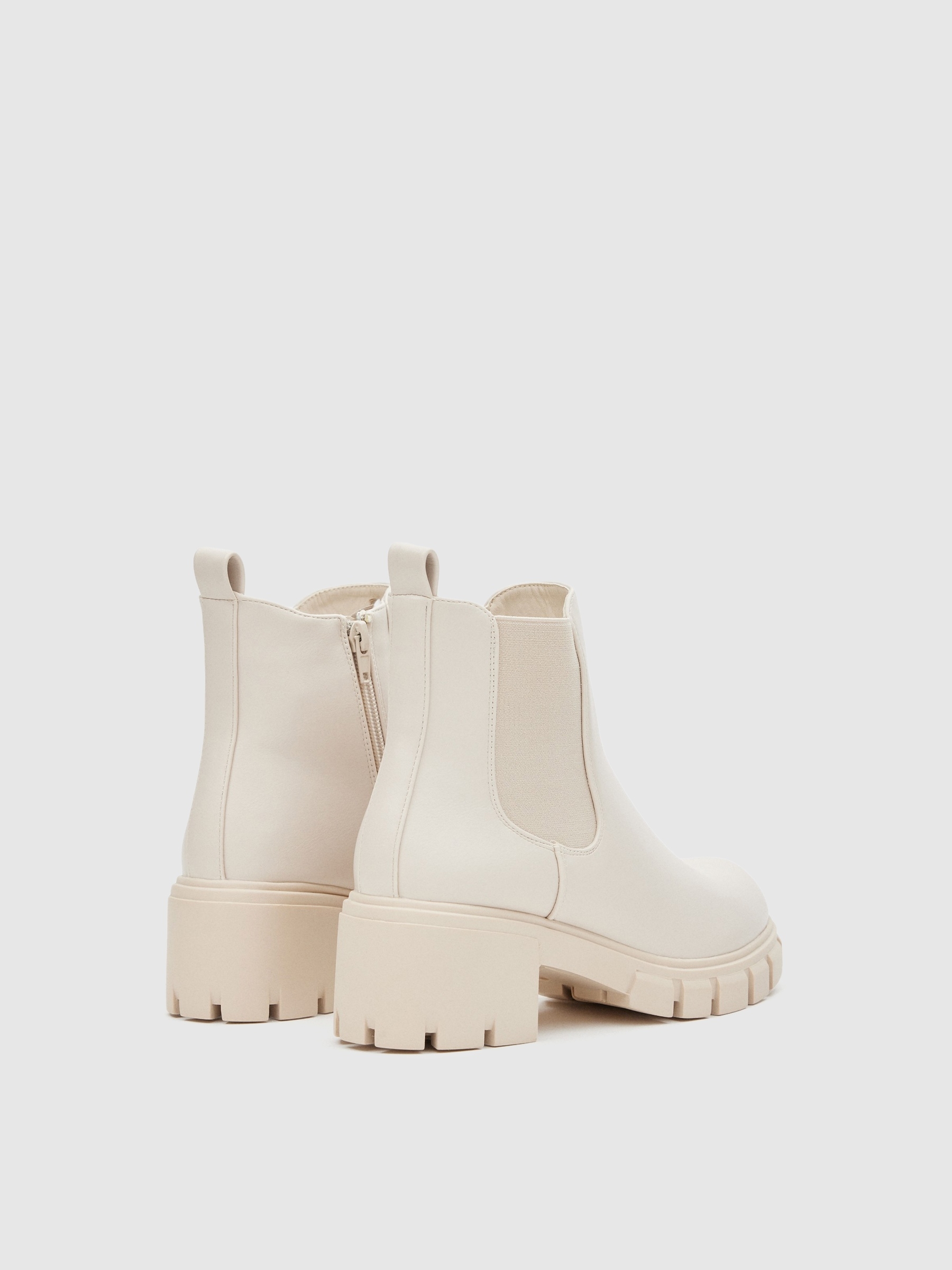 Patent leather ankle boots with elastics beige