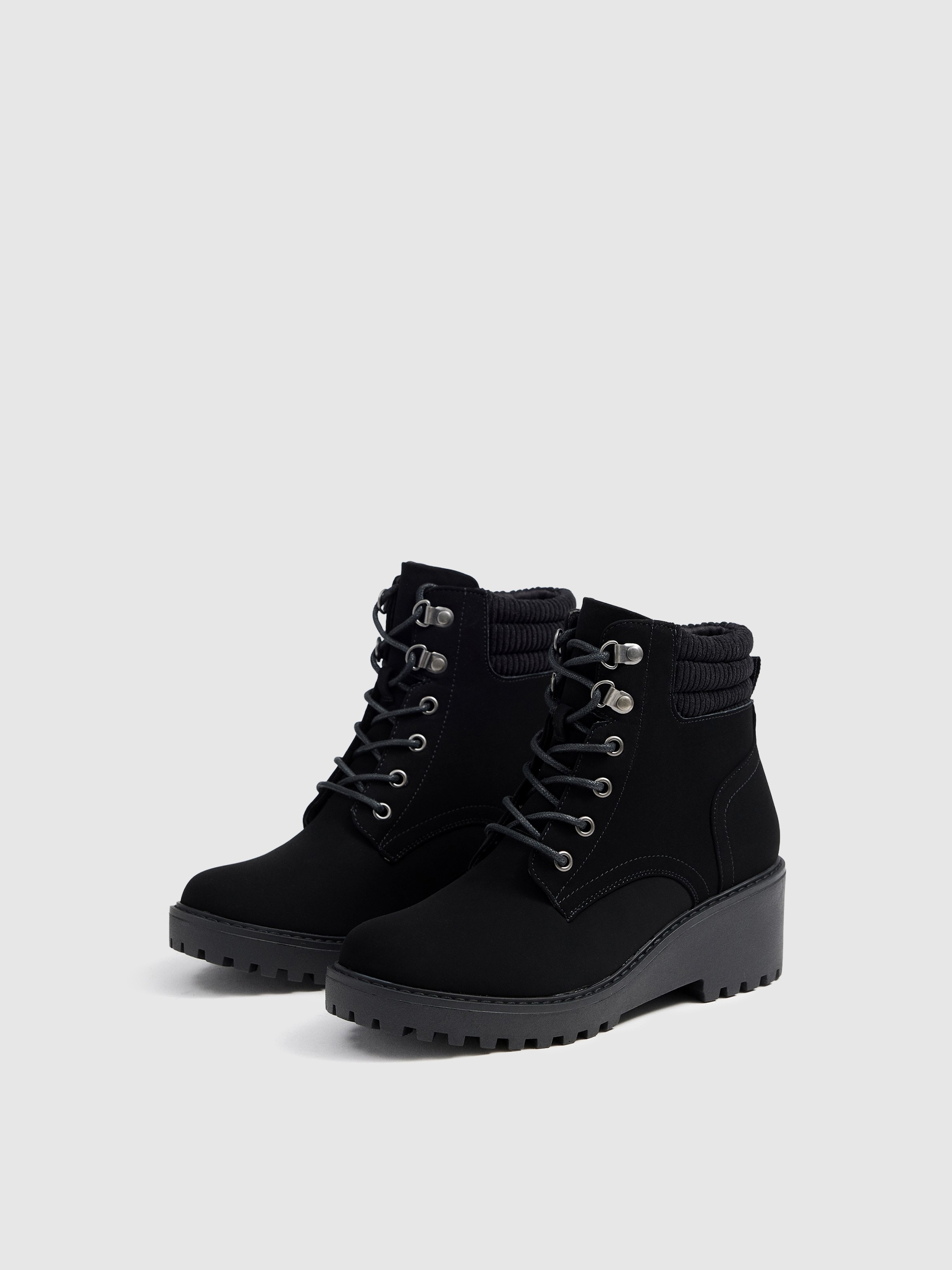 Mountain style wedge ankle boots black