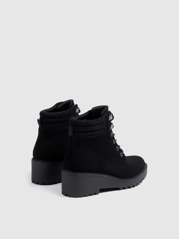 Botas de cunha estilo montanha preto vista traseira 45º