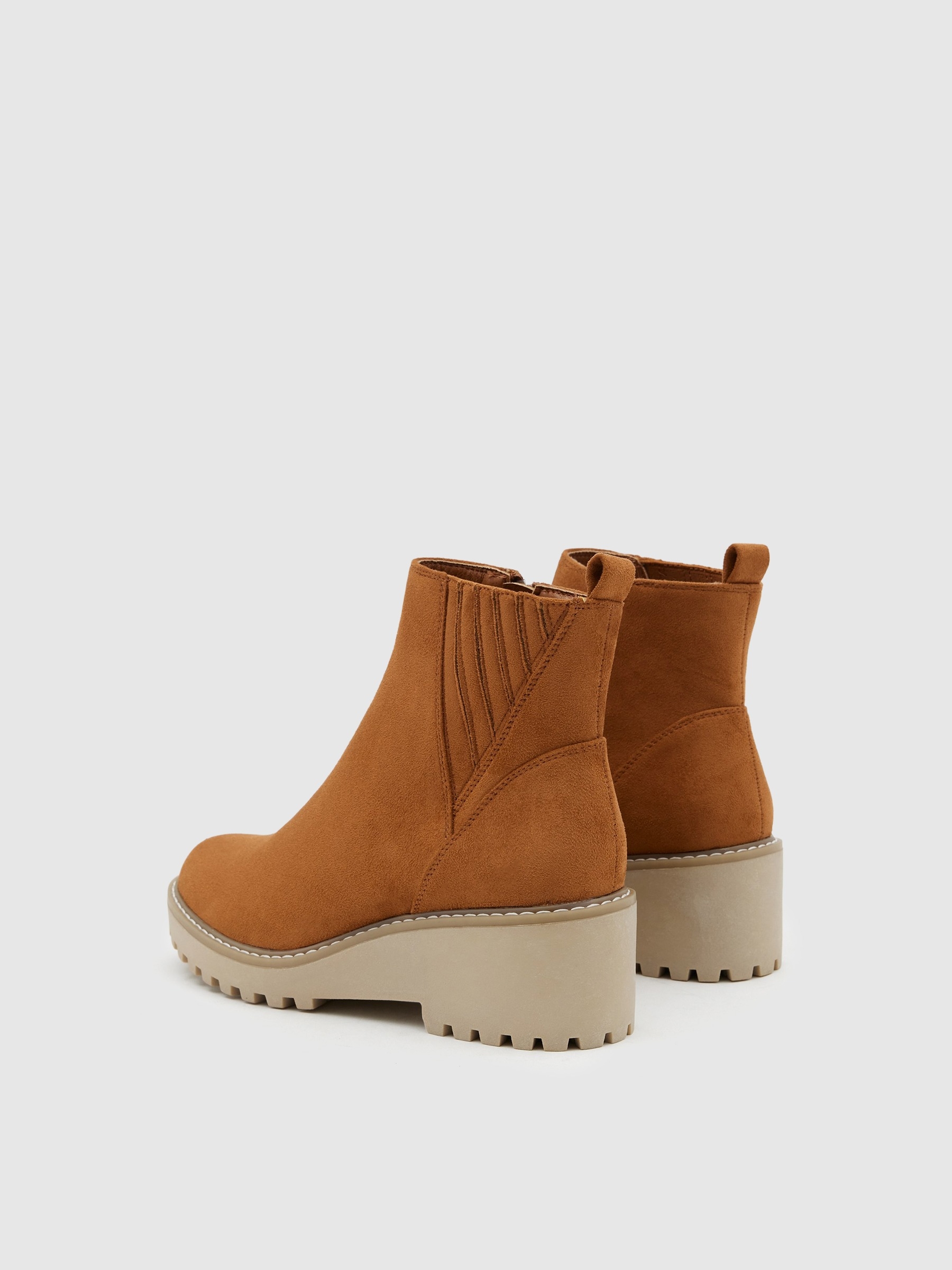 Botines con cuña marrón