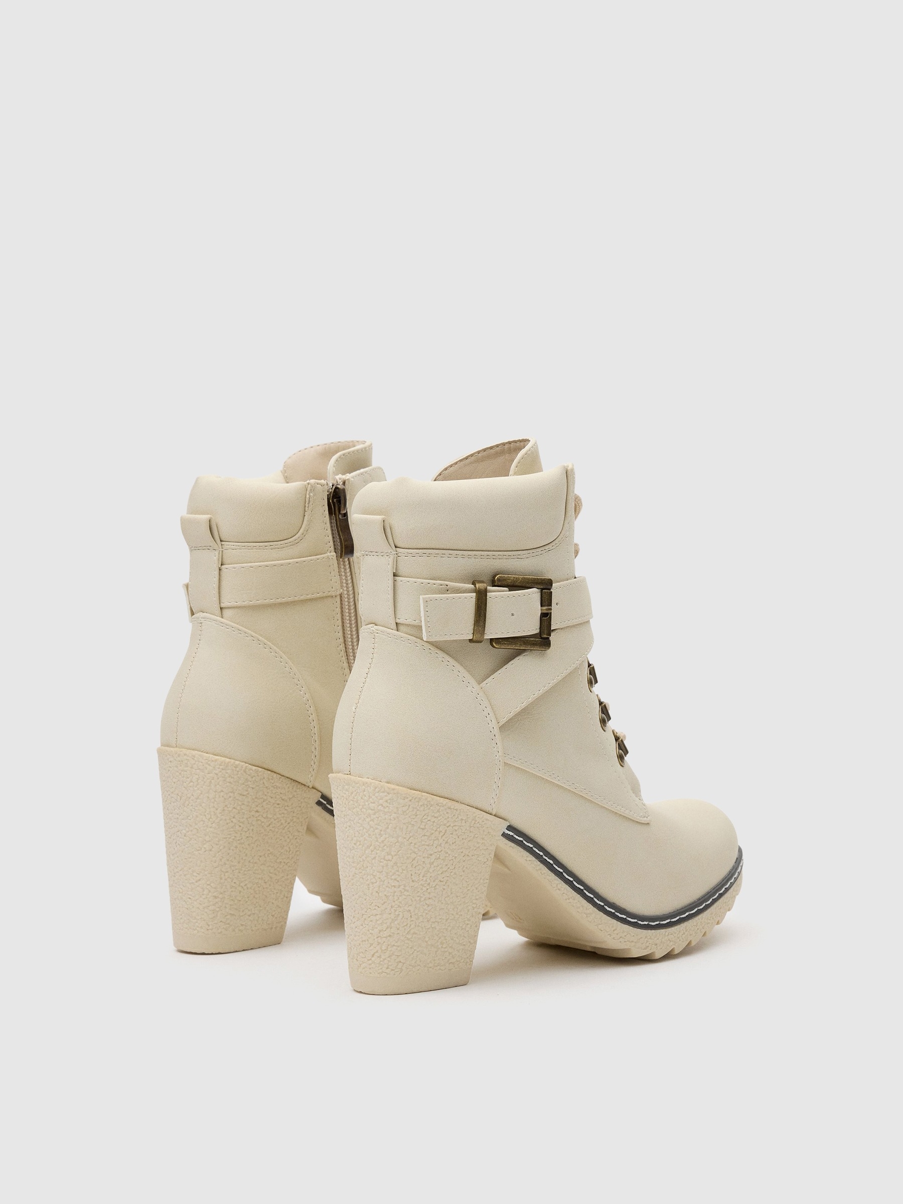 Botins com fivela cruzada branco