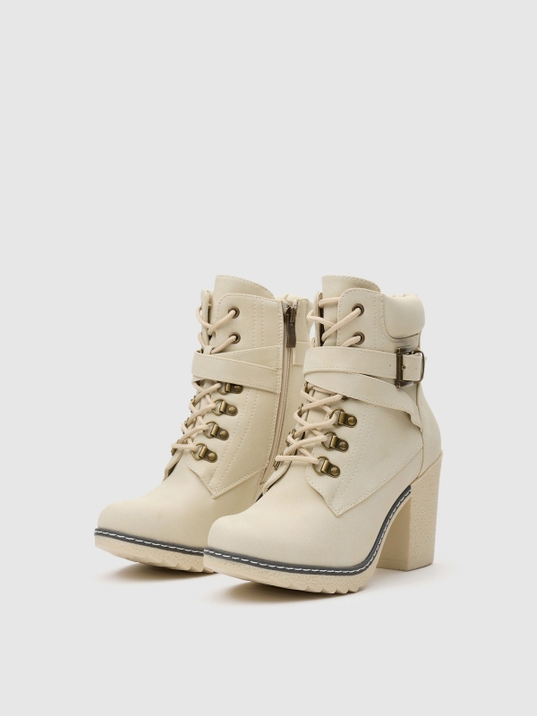 Botins com fivela cruzada branco vista traseira 45º