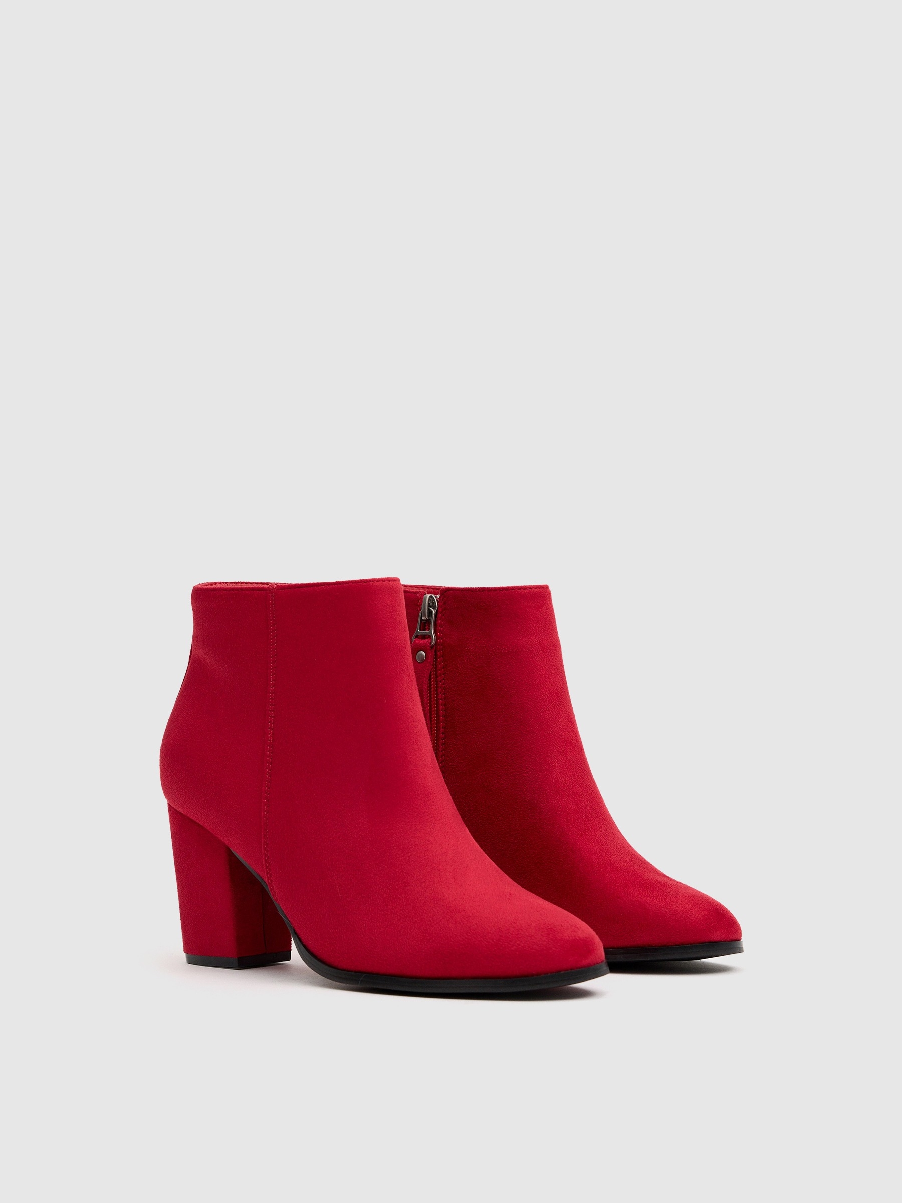 Botins básicos com salto largo vermelho