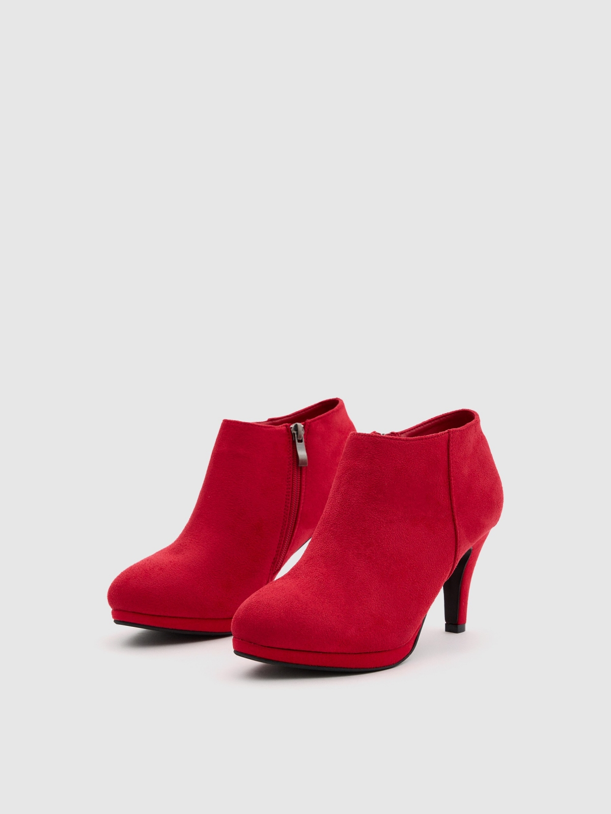 Sapatos de salto alto de camurça vermelha vermelho vista frontal 45º