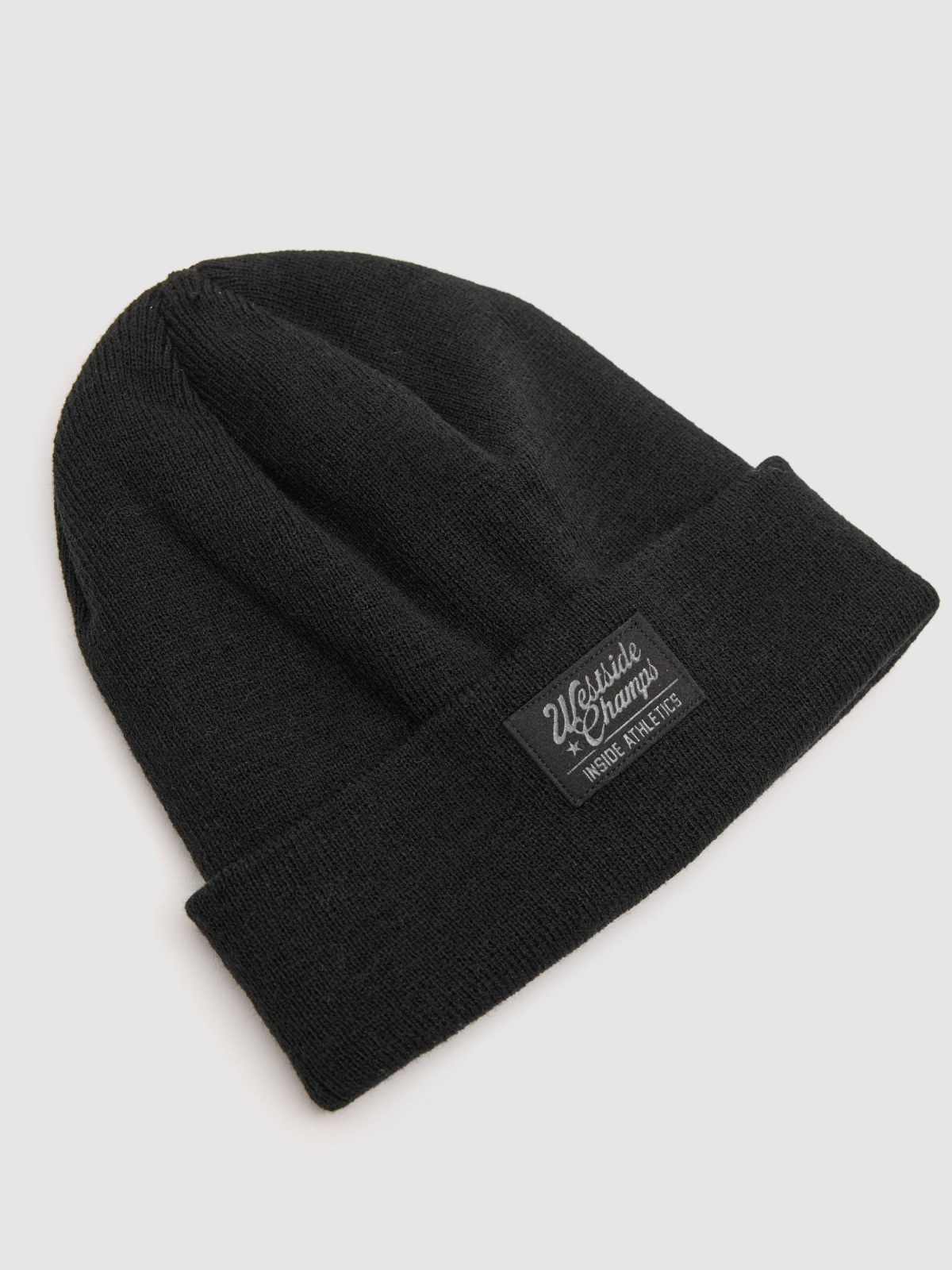 Basic black rolled-up beanie black detail view