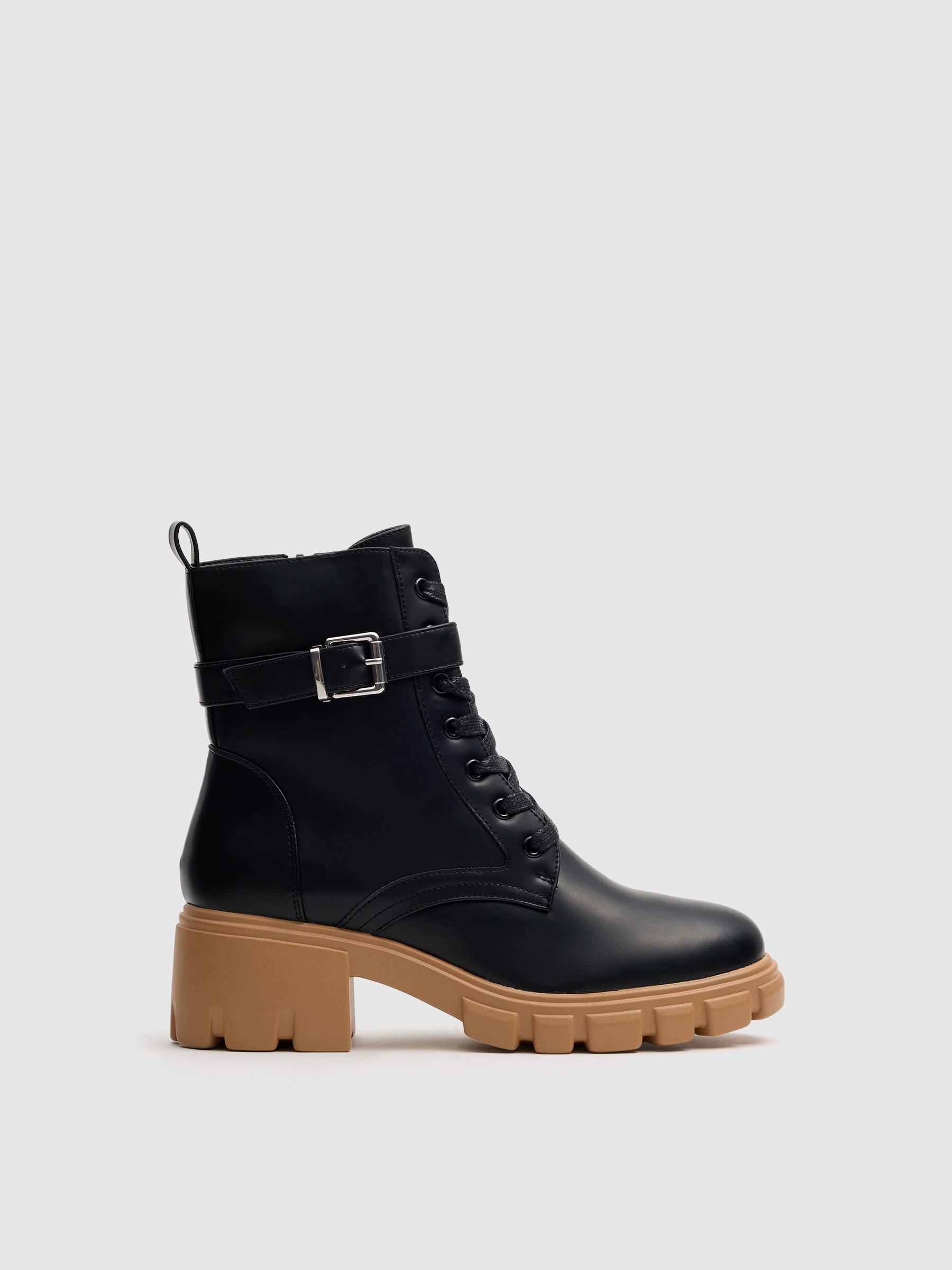Bota única combinada preto