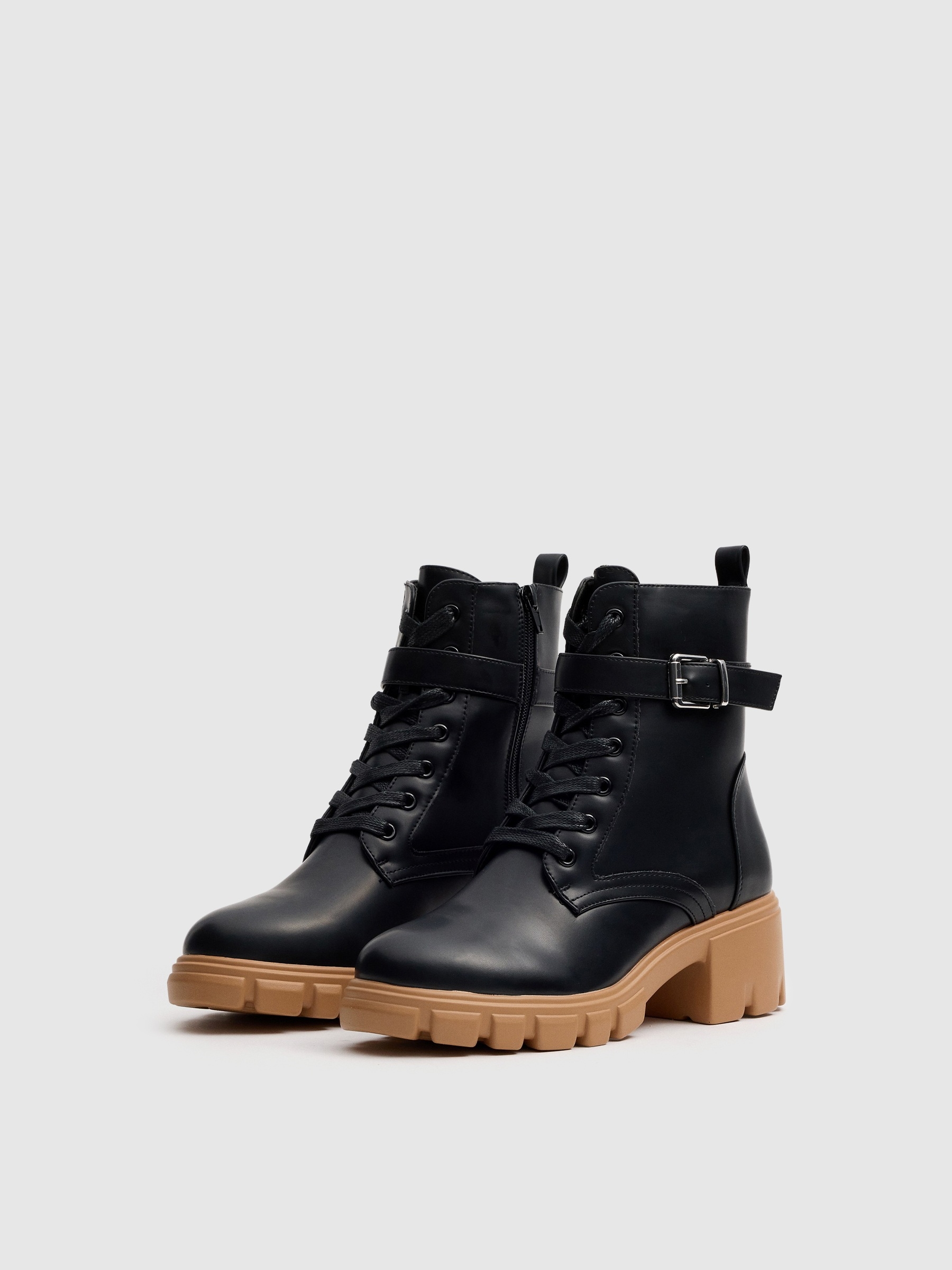 Bota con suela combinada negro