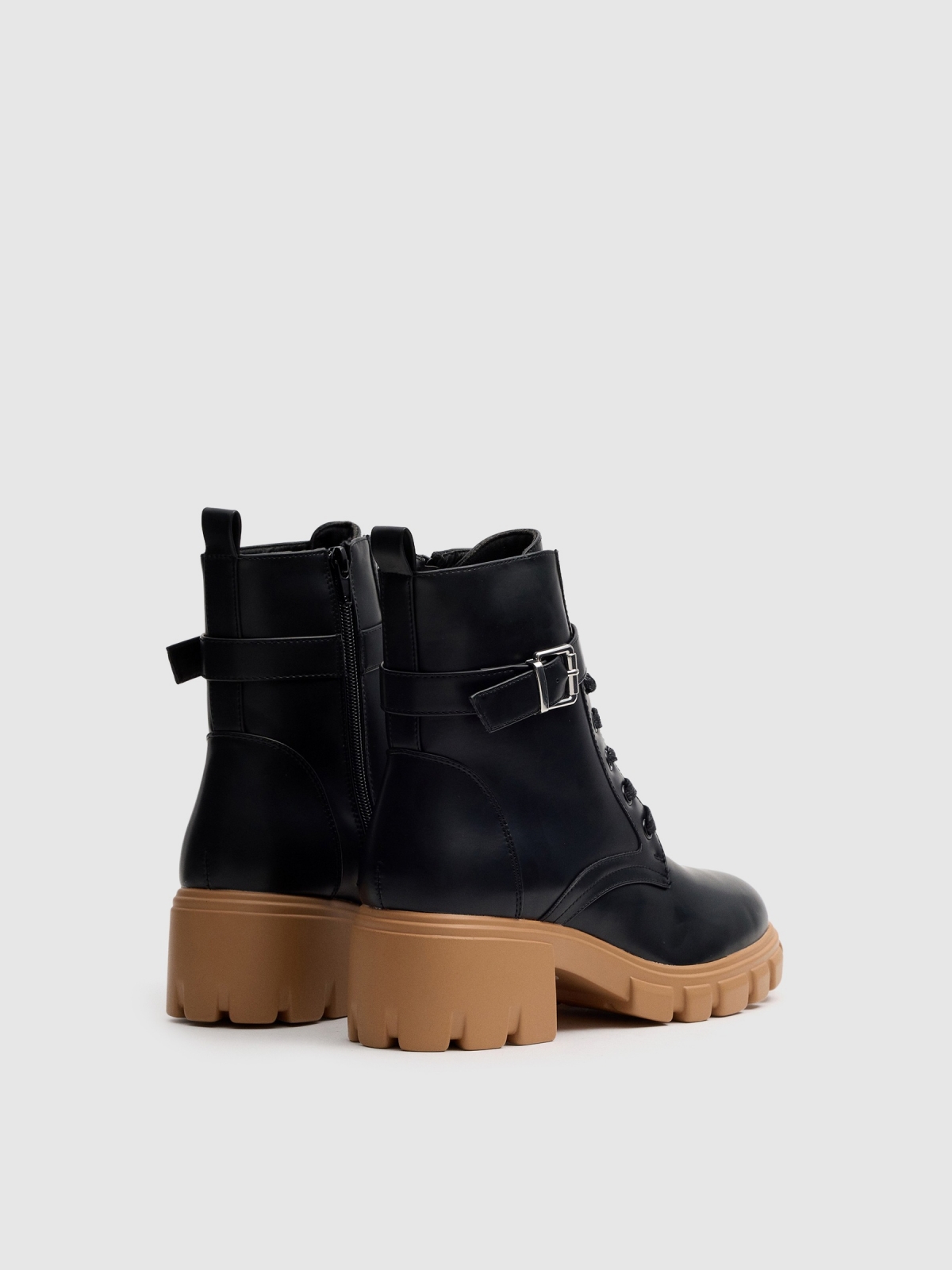 Bota única combinada preto vista traseira 45º