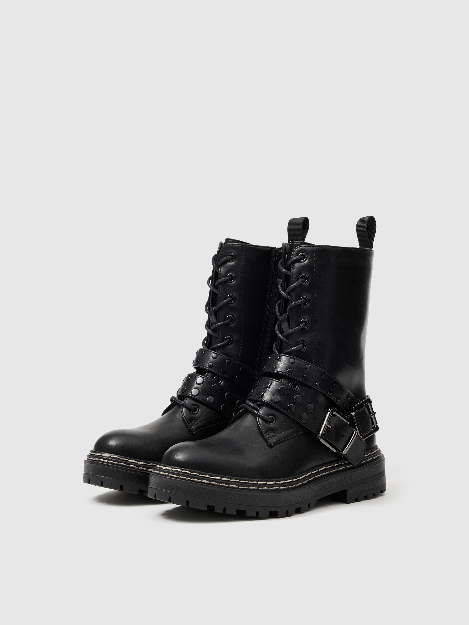 Botín tiras tachas negro