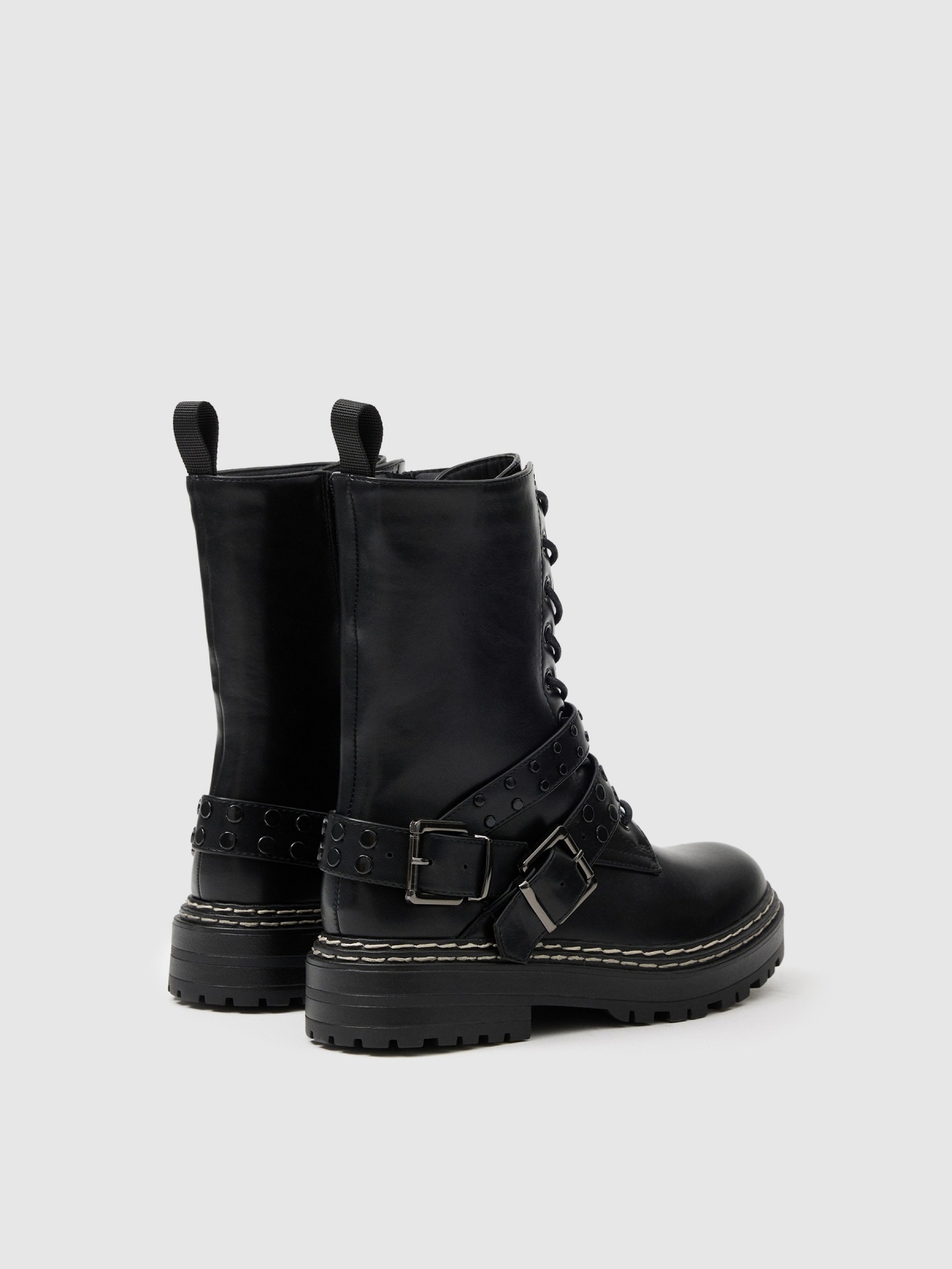 Botins com tiras cravejadas preto Botins com tiras cravejadas preto