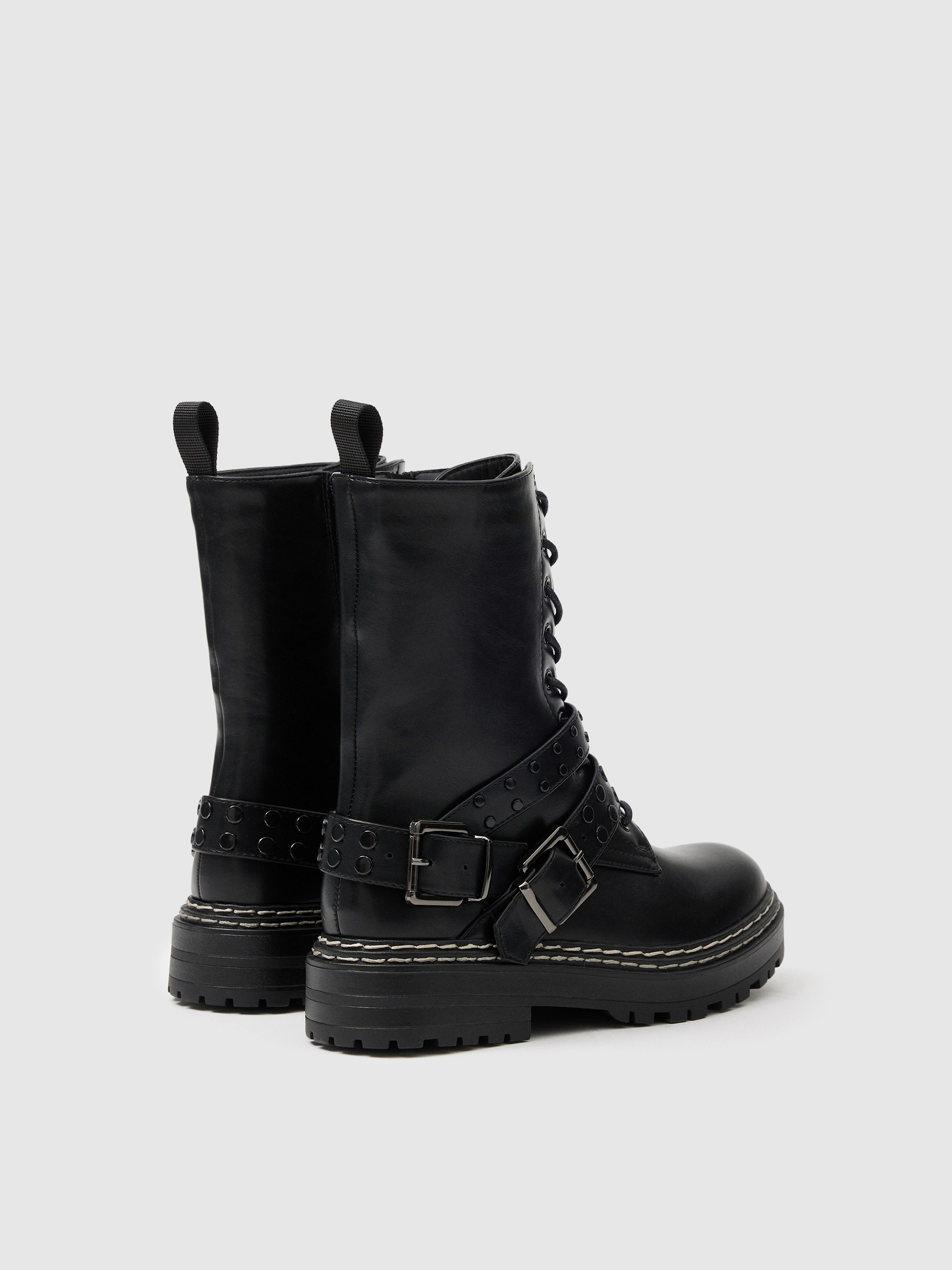 Botín tiras tachas negro