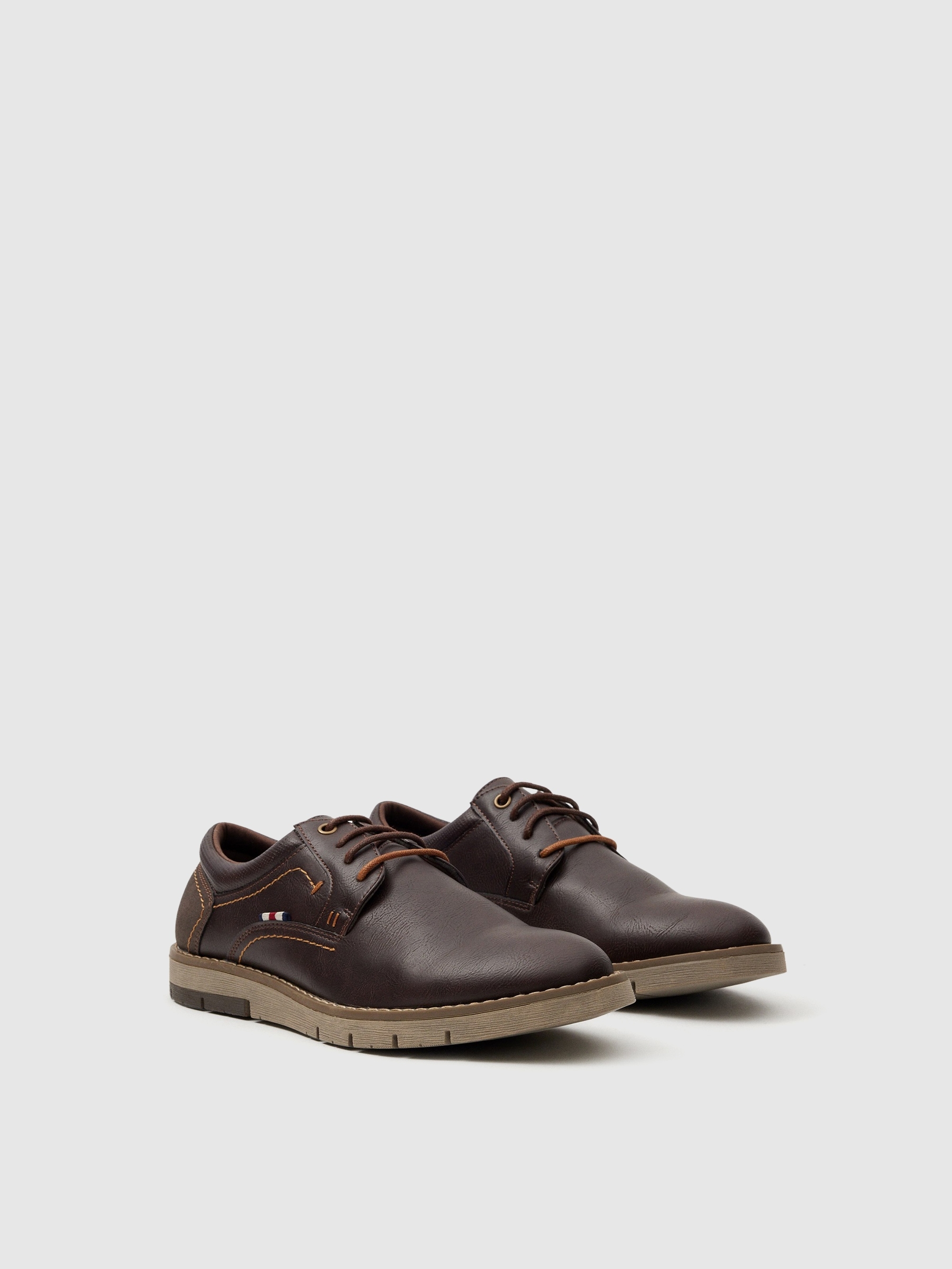Classic leatherette shoe with laces brown