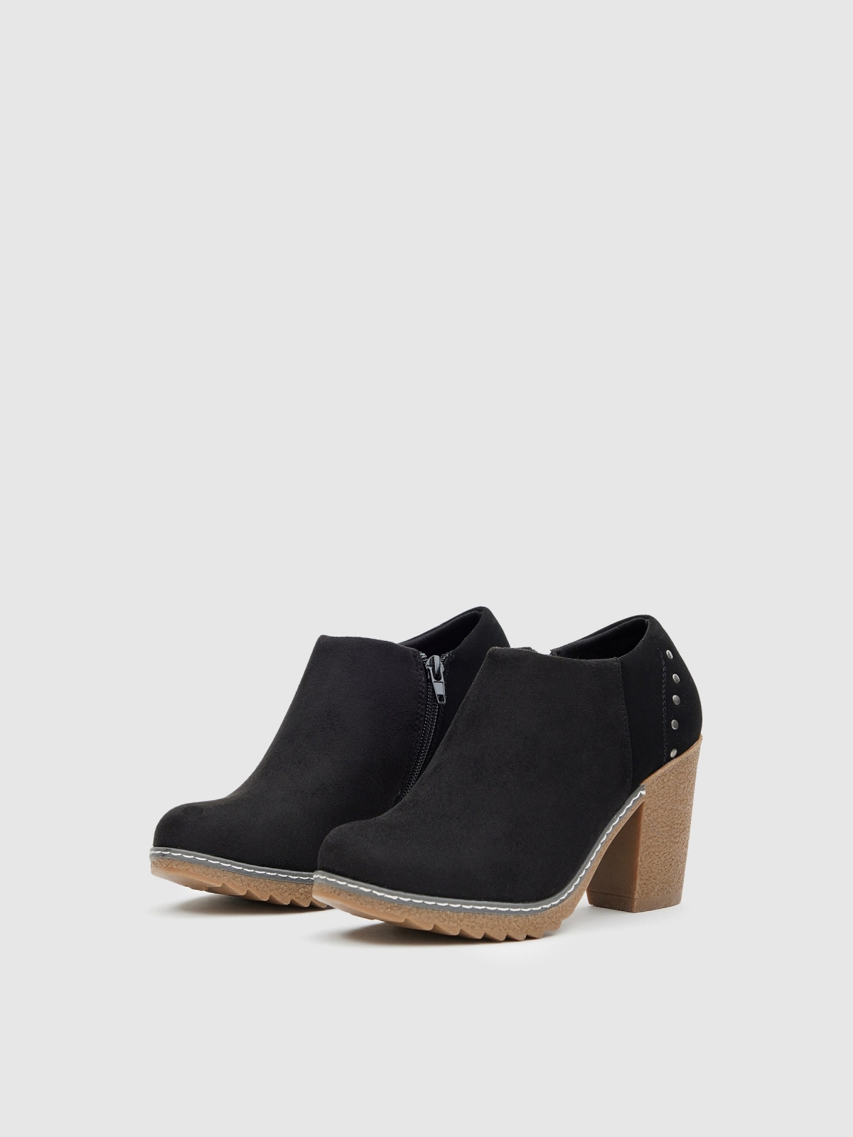 Botins com tachas preto vista frontal 45º Botins com tachas preto vista frontal 45º