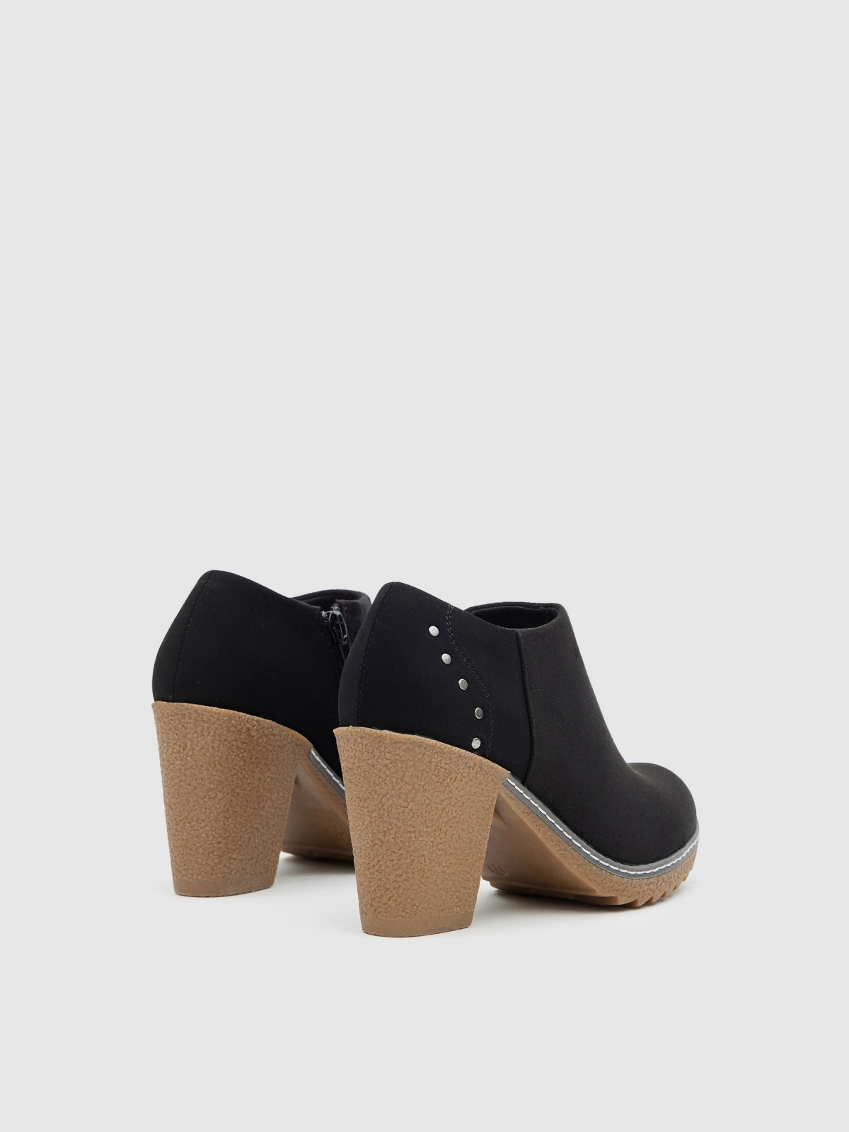 Botins com tachas preto vista traseira 45º Botins com tachas preto vista traseira 45º