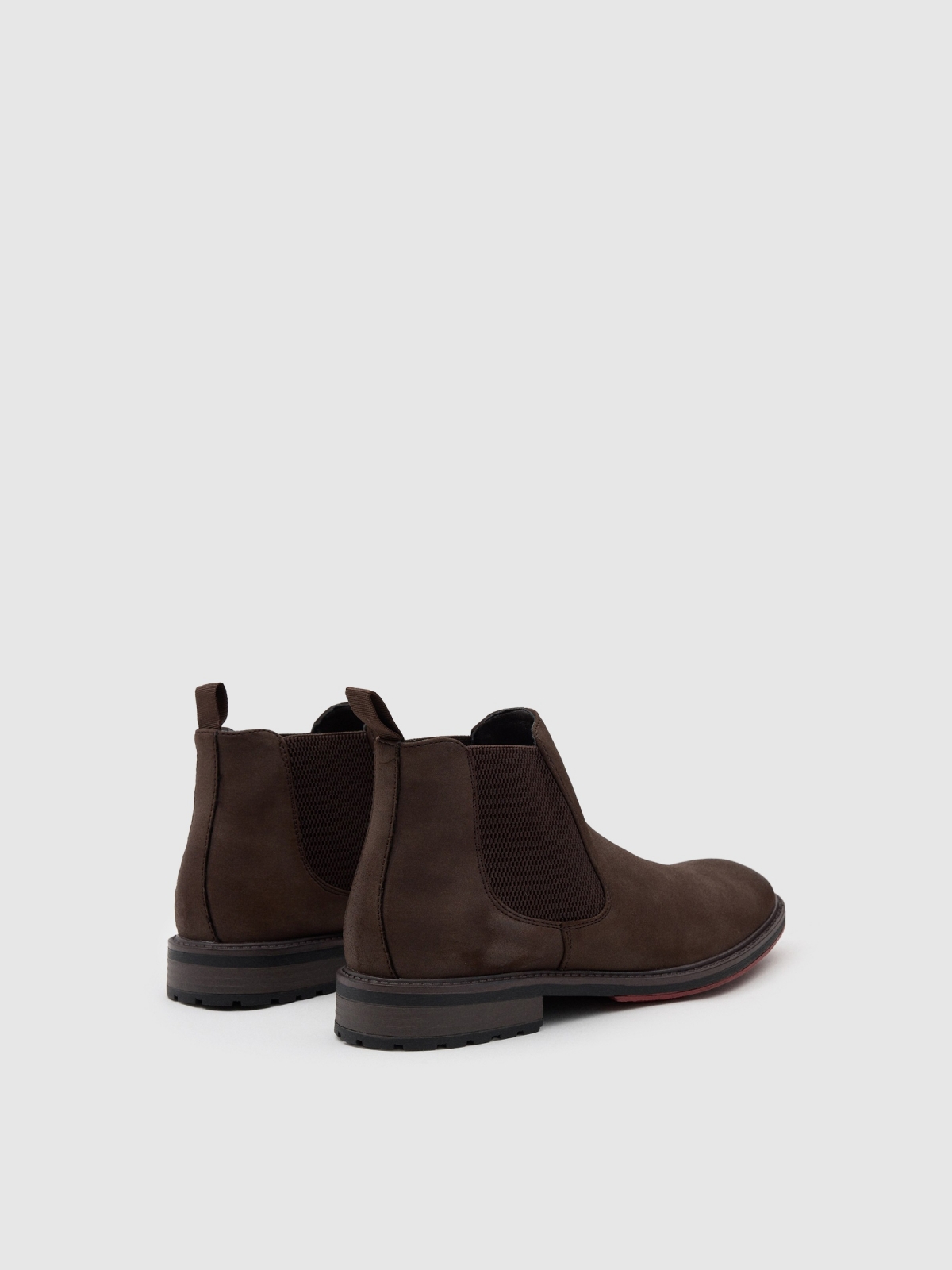 Botins clássicos com elásticos marrom escuro vista traseira 45º