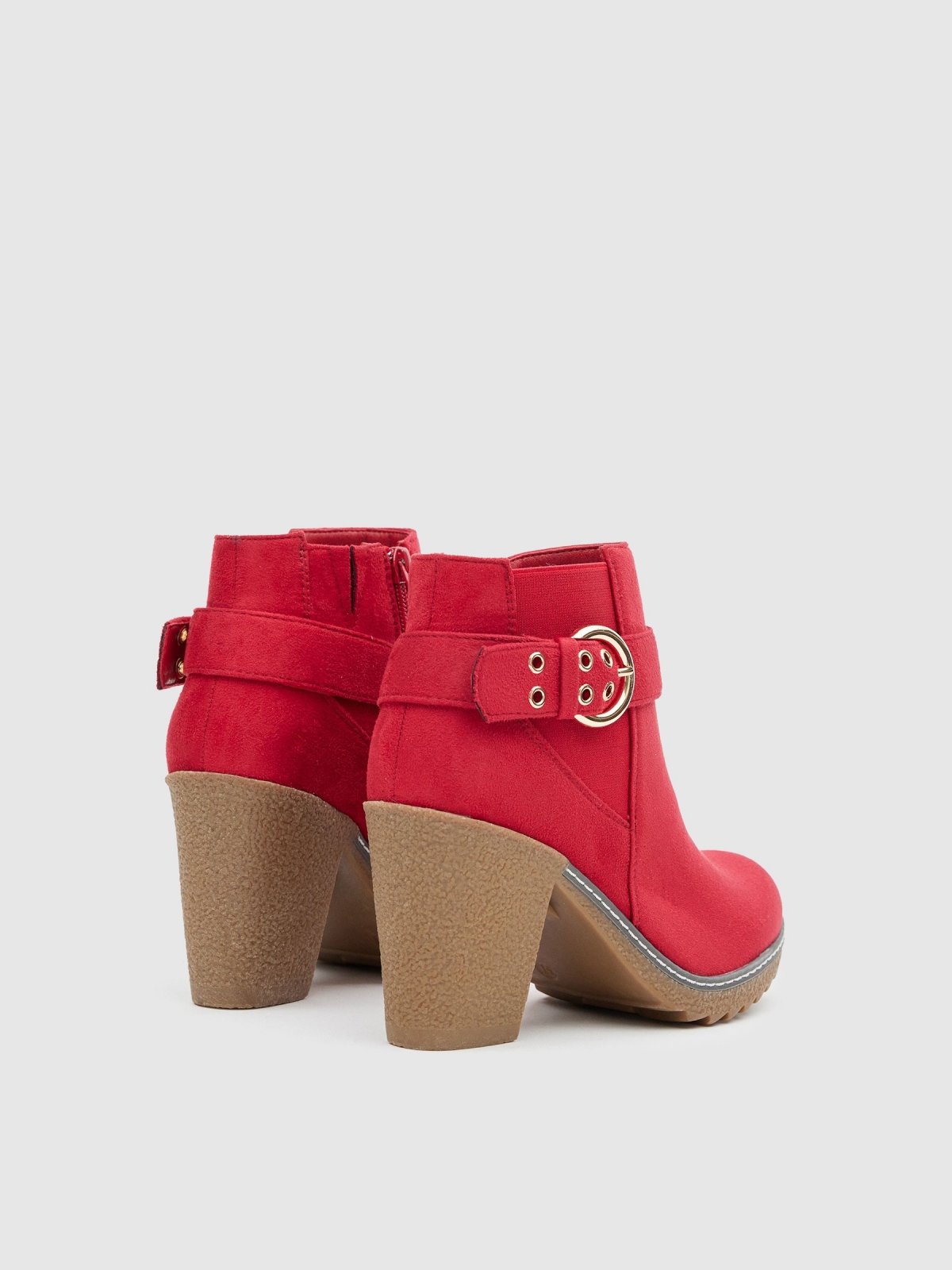 Botins vermelhos com fivela vermelho vista traseira 45º