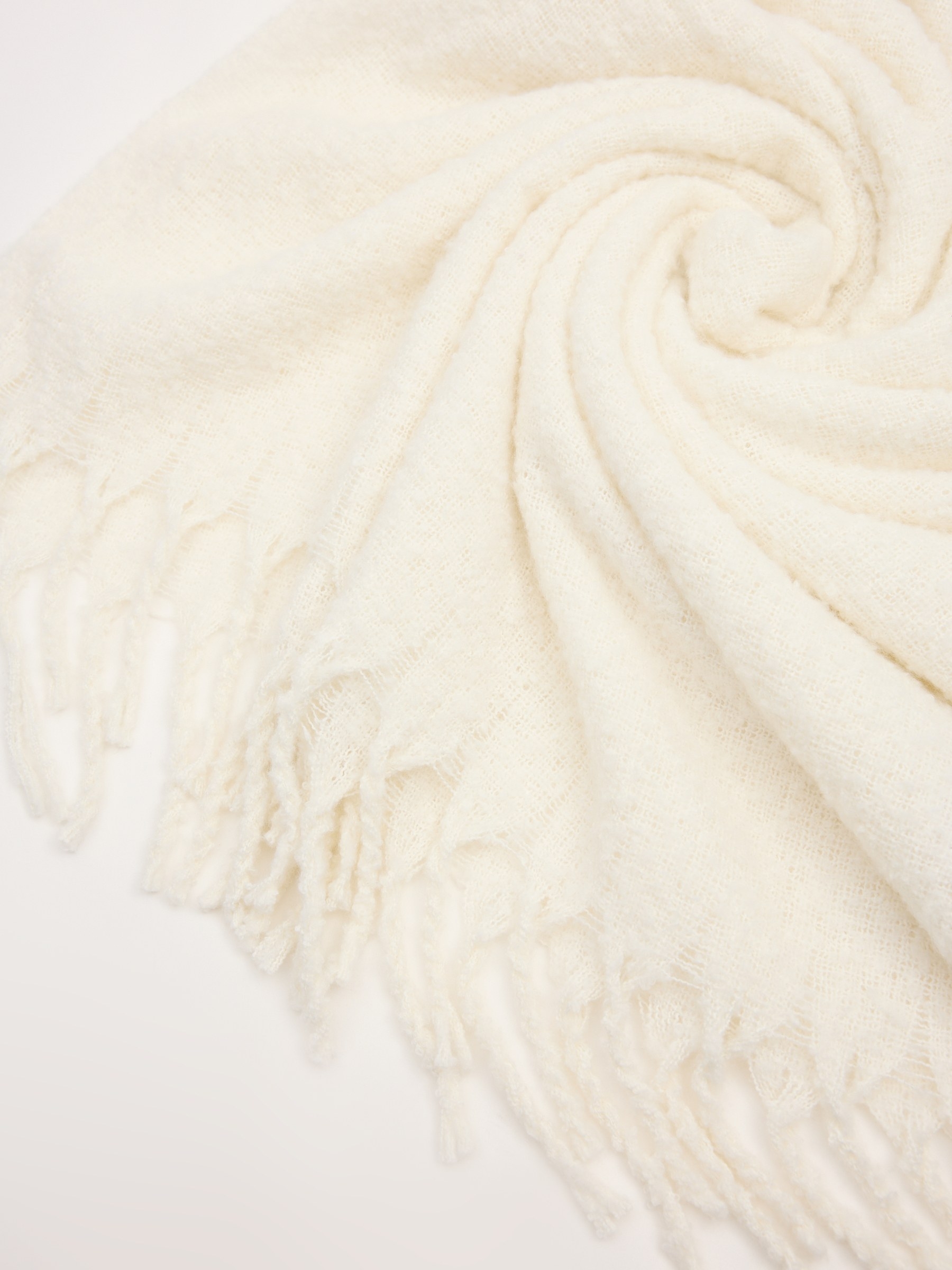 Bufanda flecos blanca beige vista enrollada