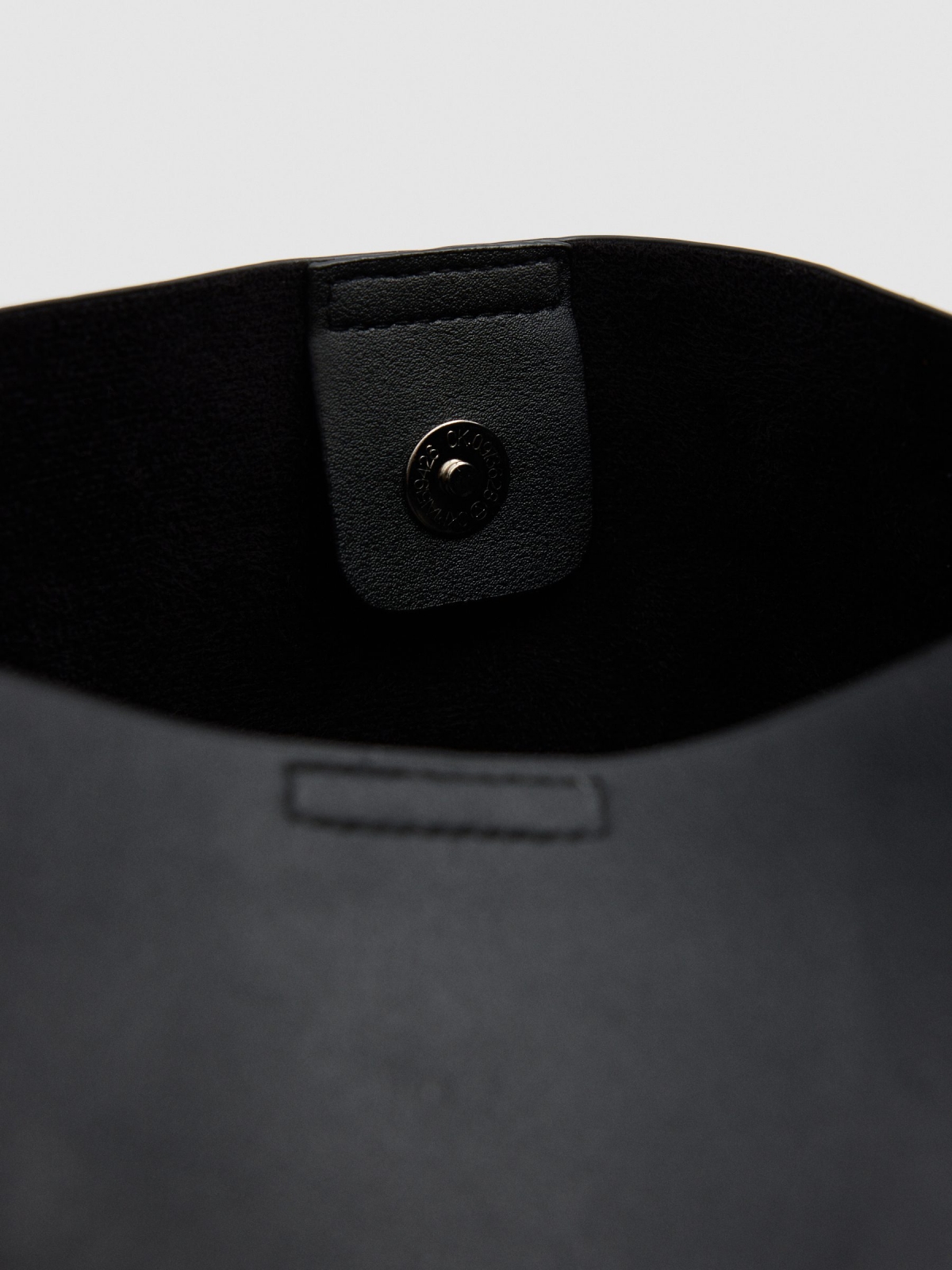 Bolsa efeito pele preta preto vista detalhe