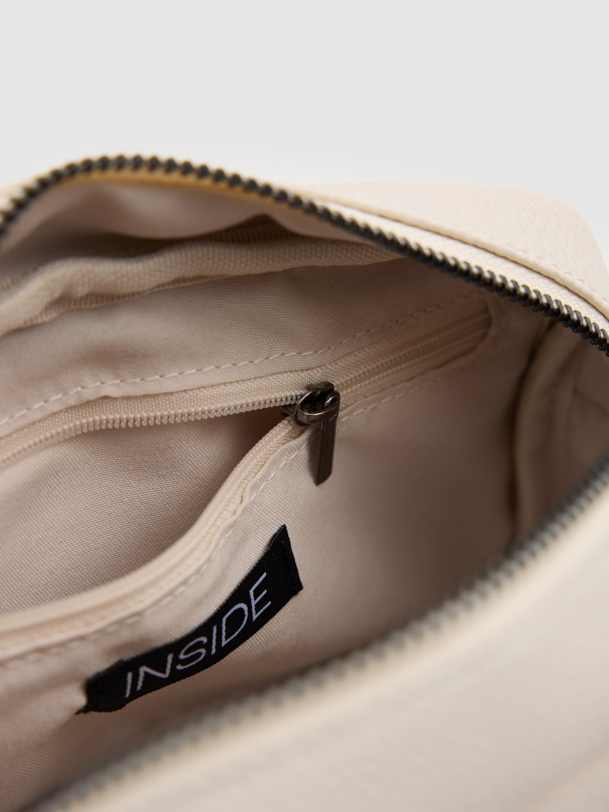 Bolsa tiracolo efeito couro off white vista detalhe