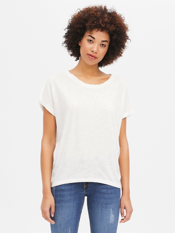 Camiseta com barra assimétrica off white vista meia frontal