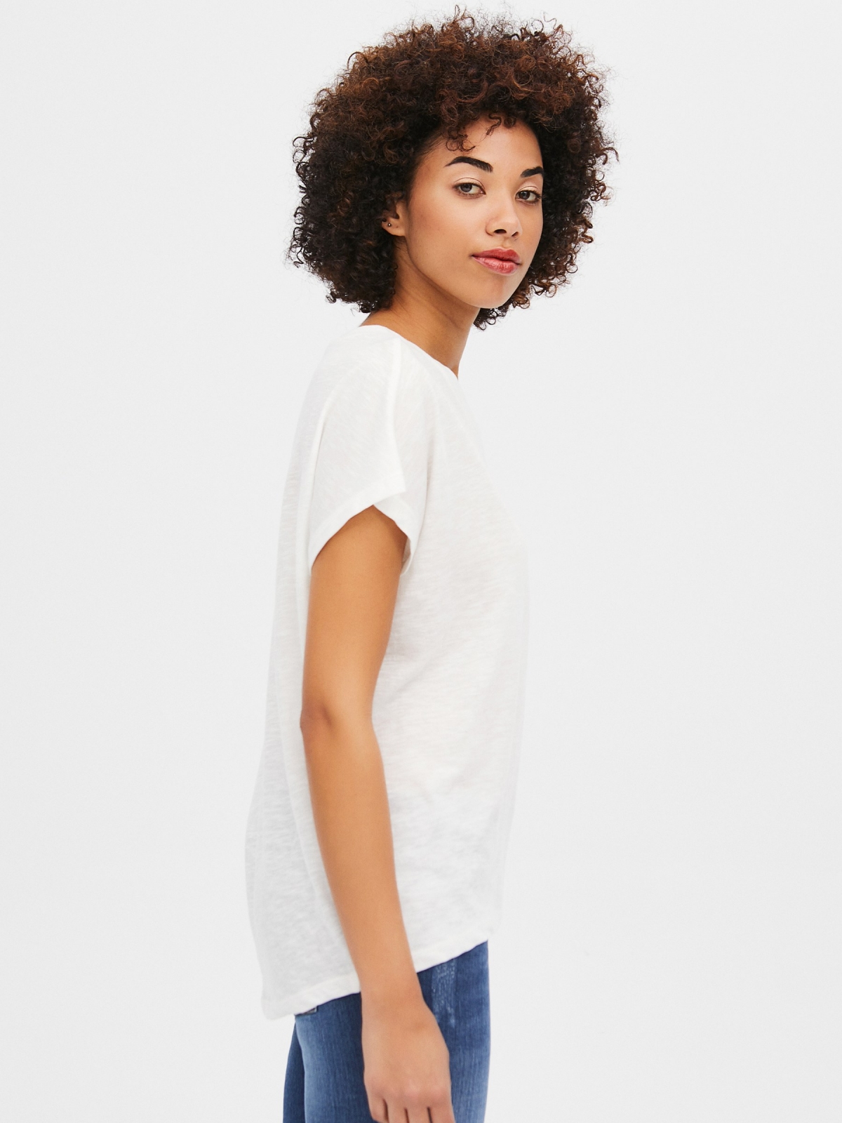 Camiseta com barra assimétrica off white vista detalhe