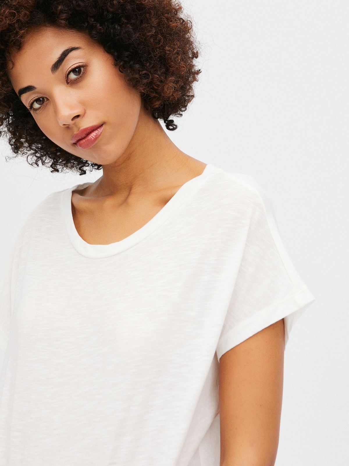 Camiseta com barra assimétrica off white vista detalhe