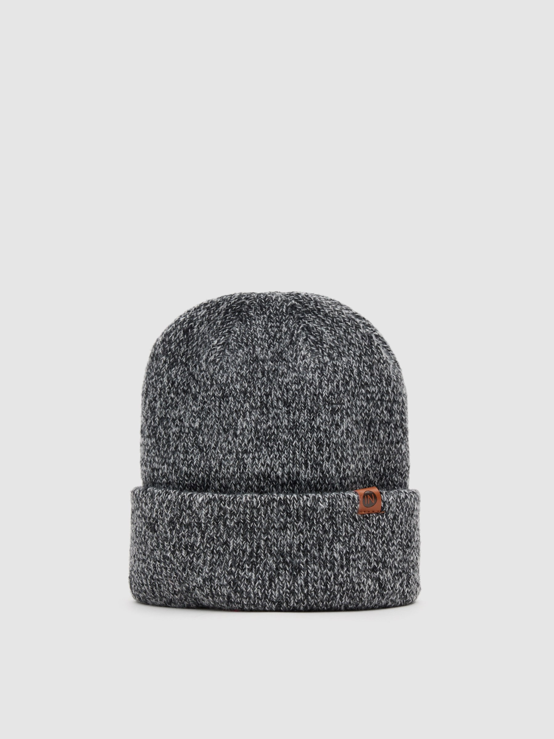 Gorro cinza de malha dobrada cinza vista lateral frontal 45º