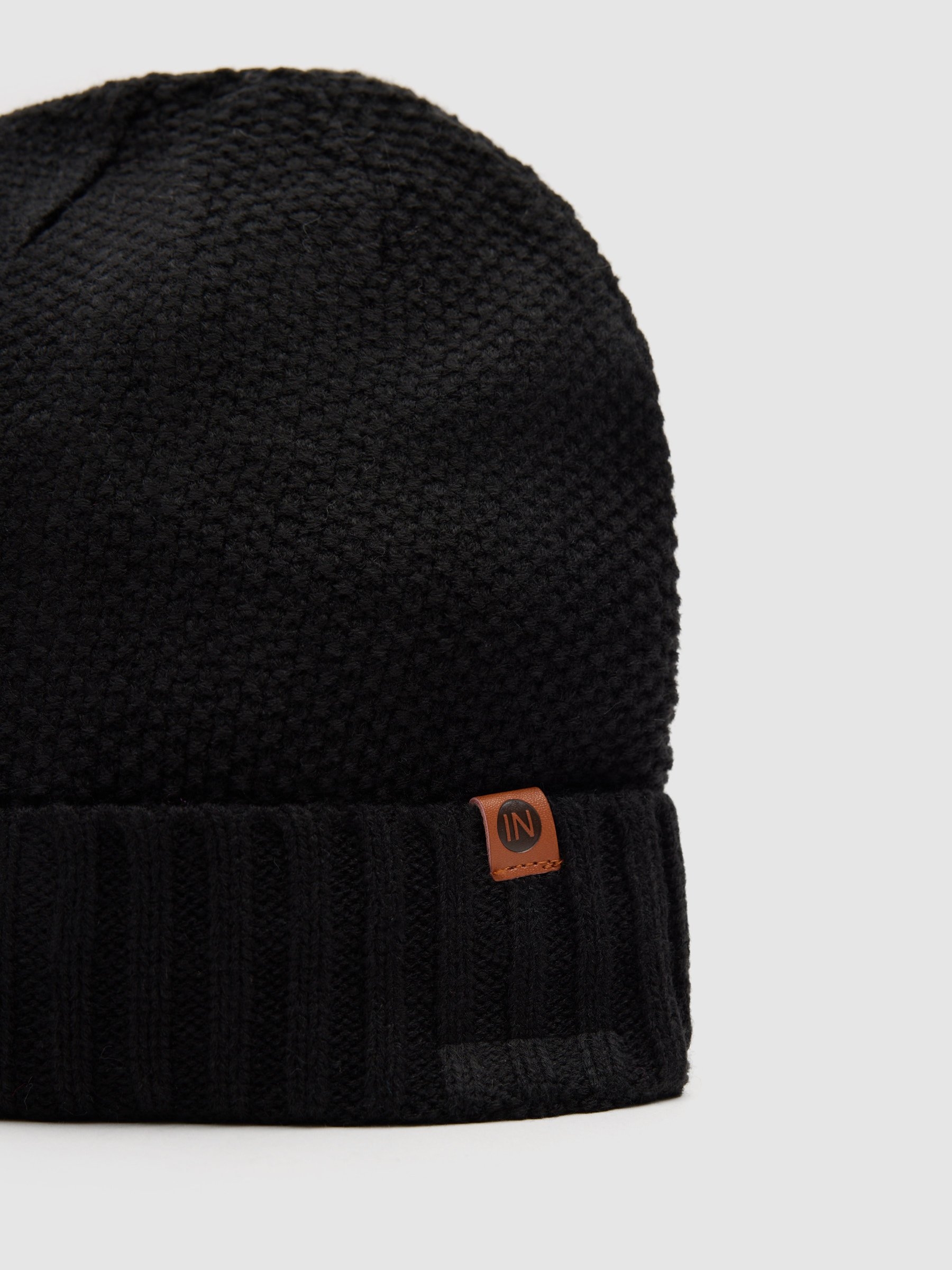 Gorro de tricô forro polar preto vista lateral frontal 45º