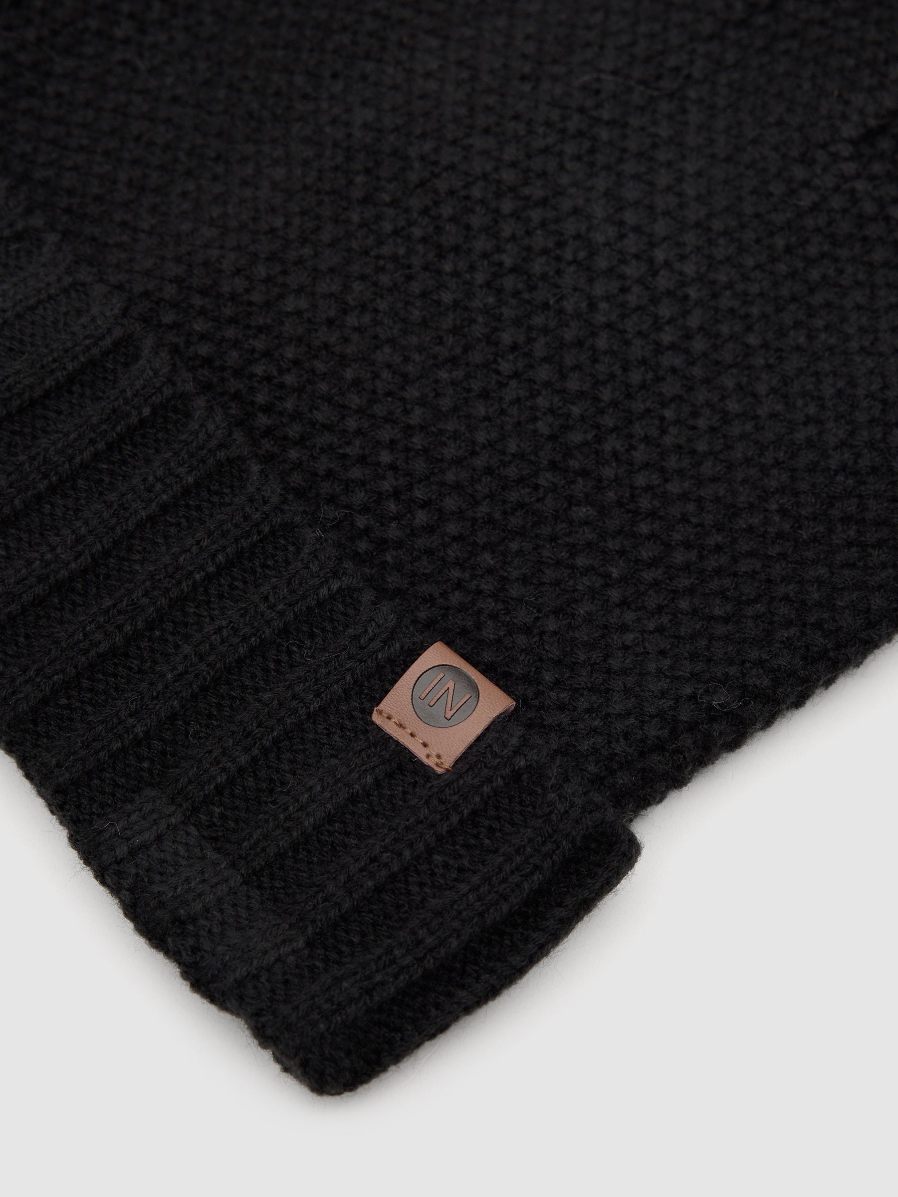 Gorro de tricô forro polar preto vista lateral frontal 45º