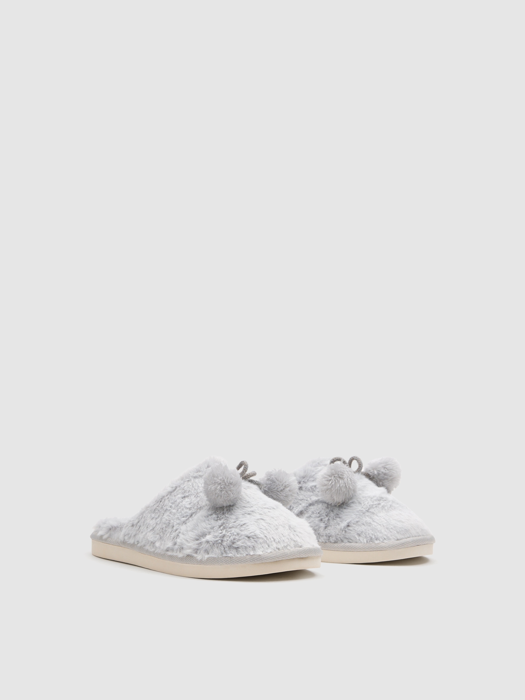 Zapatillas de casa pompón blanco roto vista general frontal