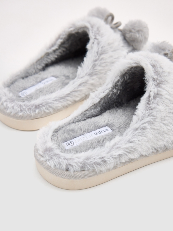 Pom-pom slippers off white detail view