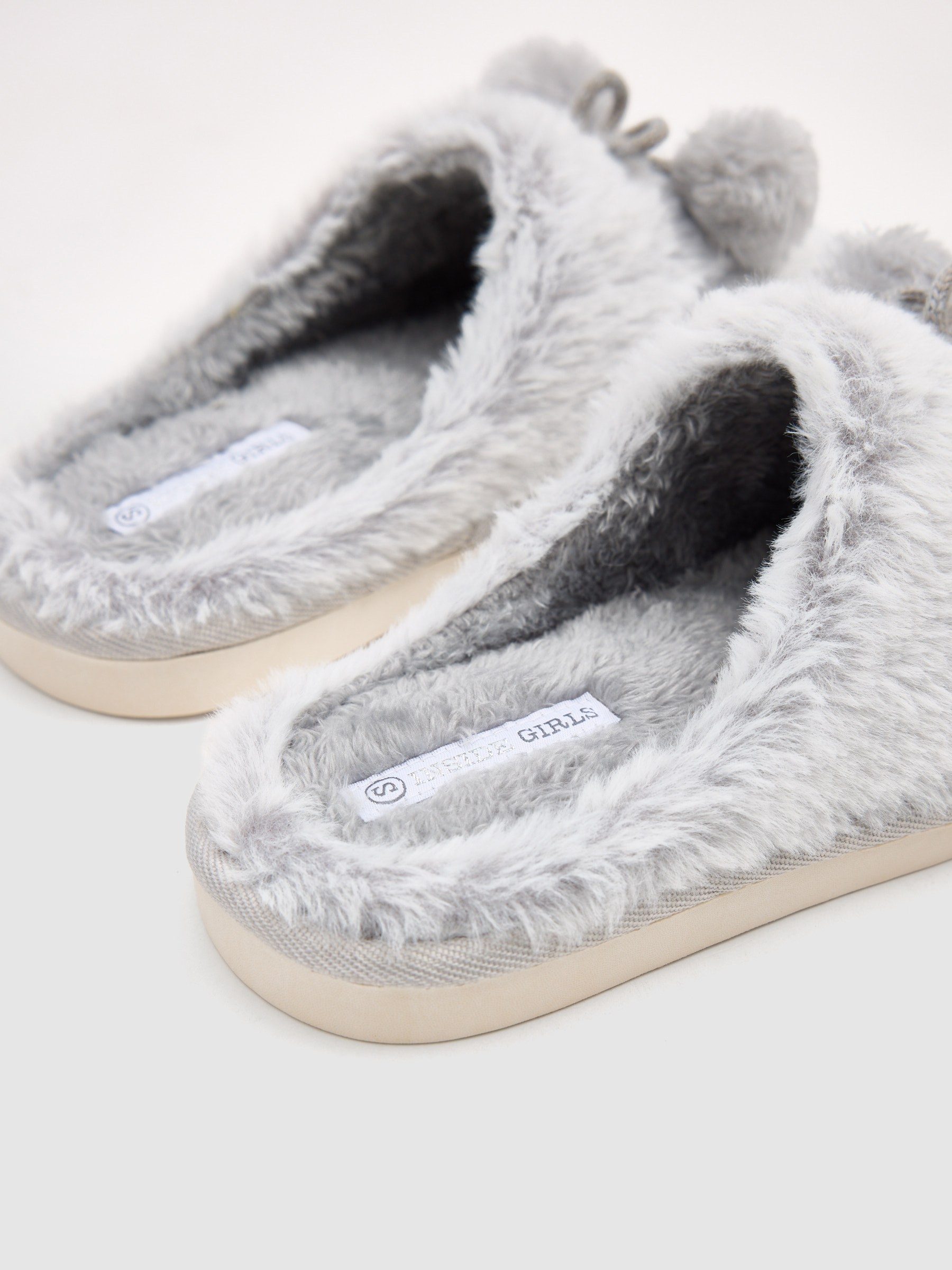 Pantufas de casa pompom off white vista geral frontal