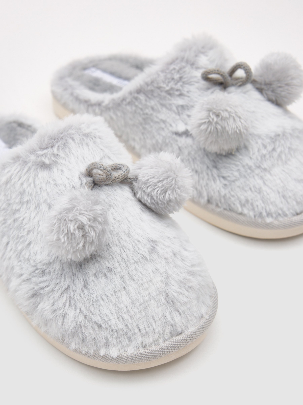 Pantufas de casa pompom off white vista detalhe