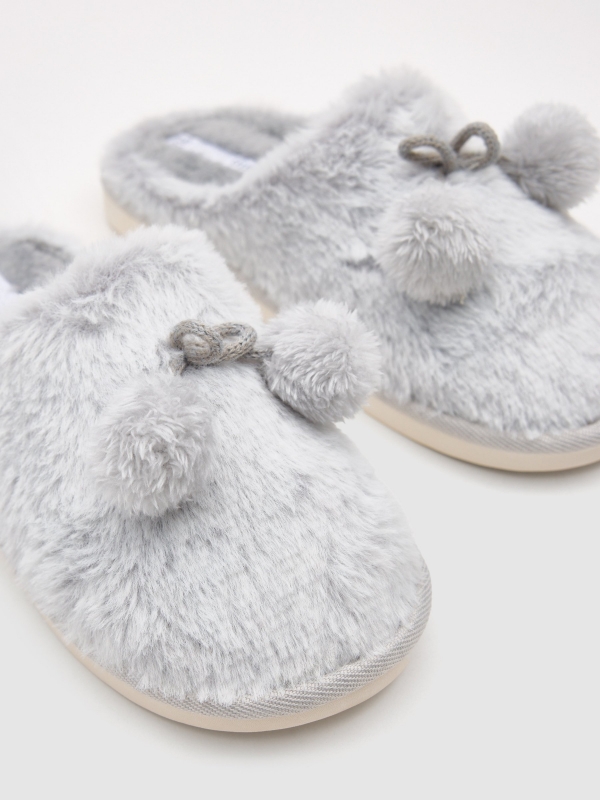 Pom-pom slippers off white detail view