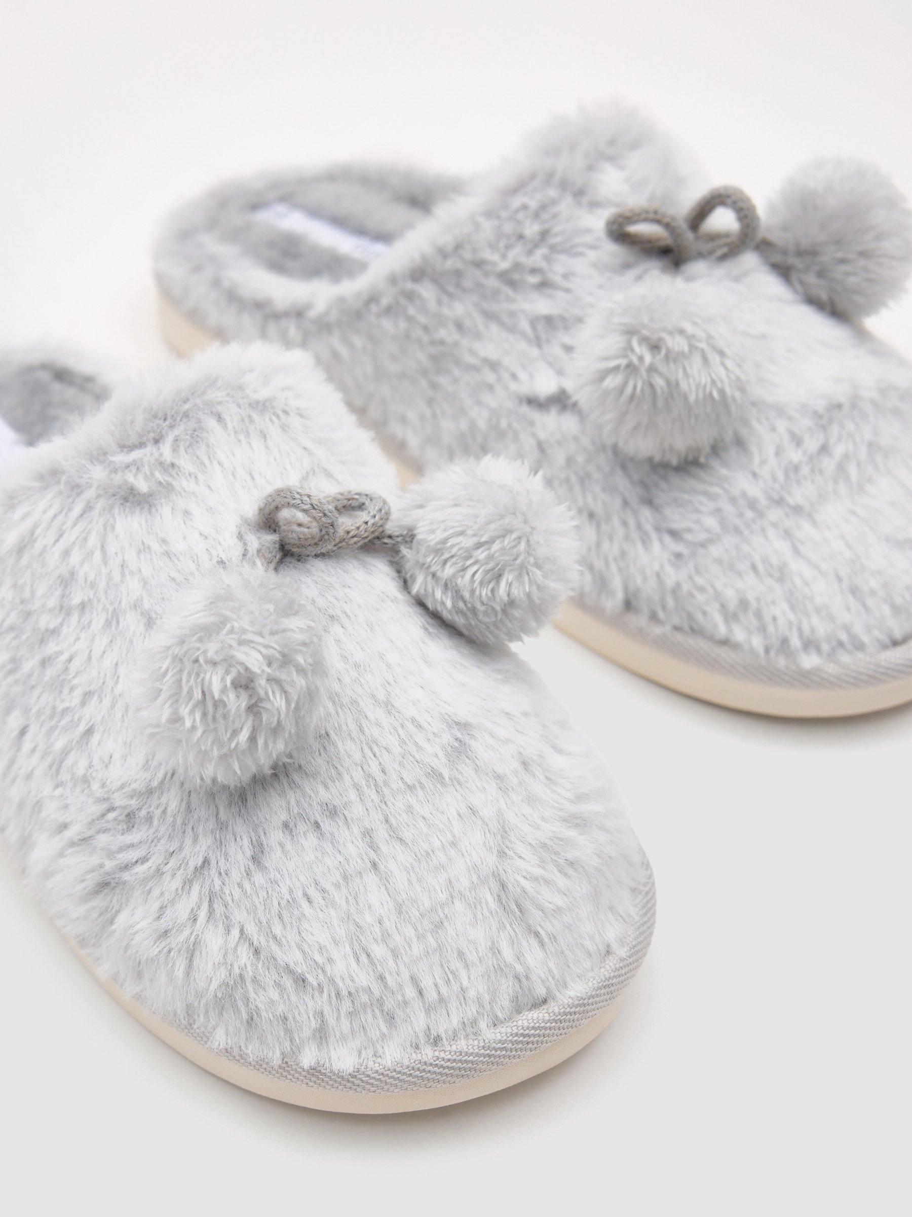 Pom-pom slippers off white front view