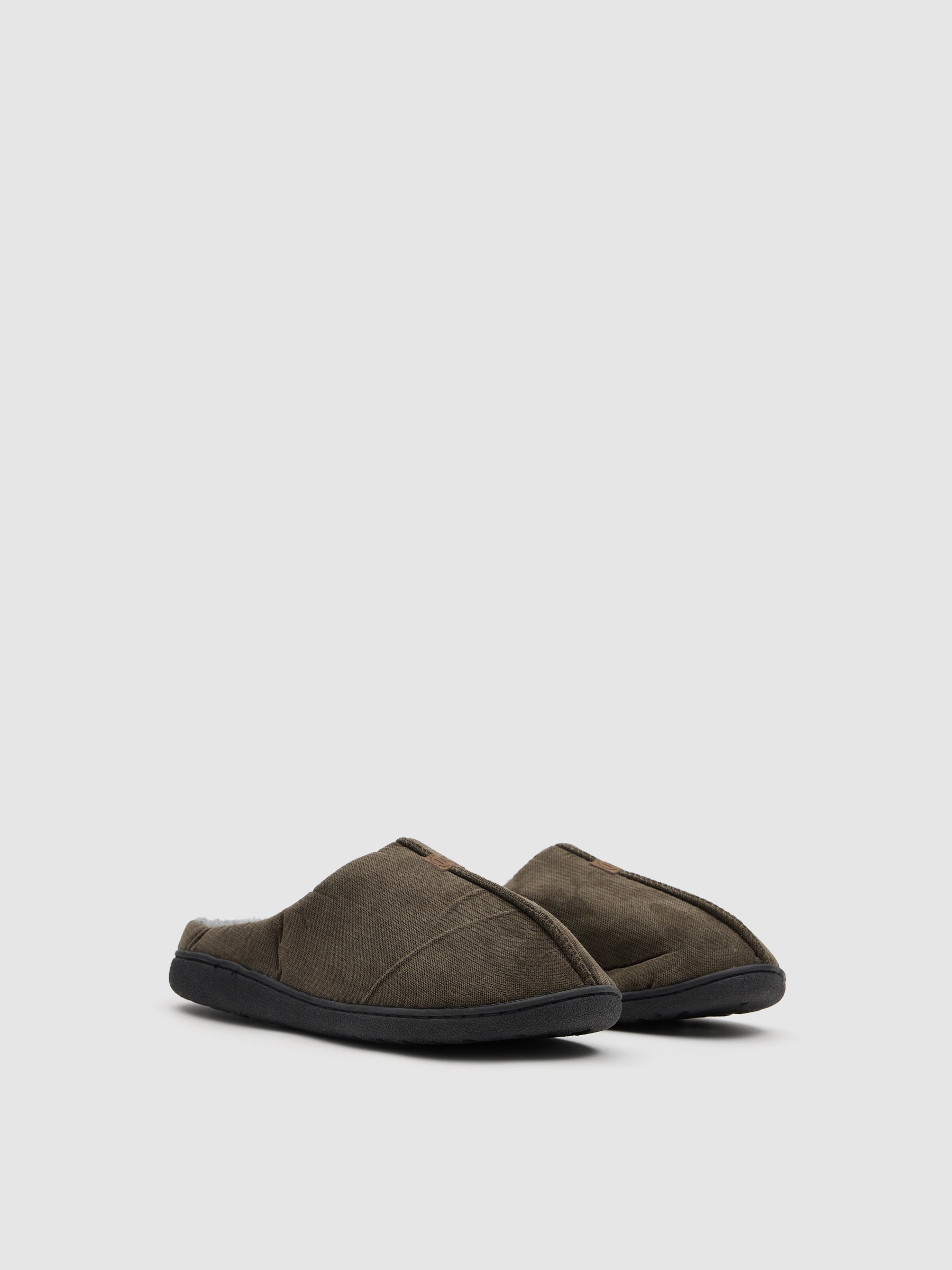 Zapatilla de casa efecto piel con forro kaki vista general frontal